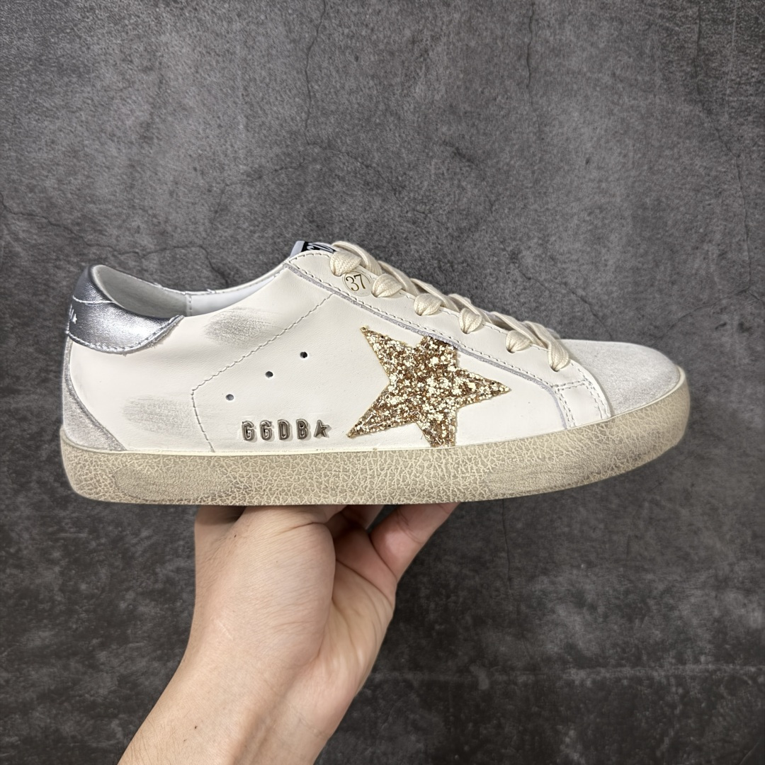 【莞产外贸版】GGDB Golden Goose Super Star 小脏鞋运动鞋 头层牛皮A级皮市面最顶级最性价比版本 欢迎各位外贸大佬拿样对比‼️ 火爆全网各路明星纷纷上脚,头层牛皮小脏鞋,顶级品质 全部细节官网同步 完美精细做工,全手工打磨做旧,自带3厘米内增高,巴黎时装周出镜率最高的小脏鞋。2020Golden Goose 官网同步上新,舒服不磨脚! 尺码:35 36 37 38 39 40-选品中心