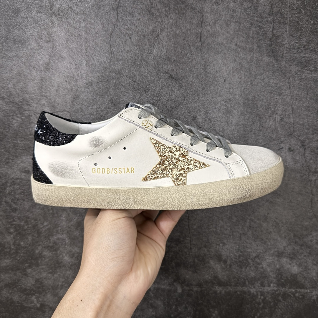 【莞产外贸版】GGDB Golden Goose Super Star 小脏鞋运动鞋 头层牛皮A级皮市面最顶级最性价比版本 欢迎各位外贸大佬拿样对比‼️ 火爆全网各路明星纷纷上脚,头层牛皮小脏鞋,顶级品质 全部细节官网同步 完美精细做工,全手工打磨做旧,自带3厘米内增高,巴黎时装周出镜率最高的小脏鞋。2020Golden Goose 官网同步上新,舒服不磨脚! 尺码:35 36 37 38 39 40-选品中心