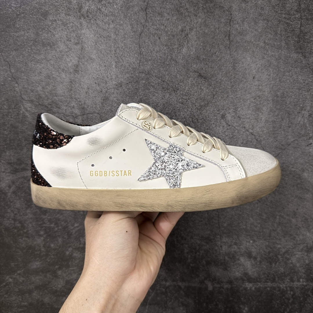 【莞产外贸版】GGDB Golden Goose Super Star 小脏鞋运动鞋 头层牛皮A级皮市面最顶级最性价比版本 欢迎各位外贸大佬拿样对比‼️ 火爆全网各路明星纷纷上脚,头层牛皮小脏鞋,顶级品质 全部细节官网同步 完美精细做工,全手工打磨做旧,自带3厘米内增高,巴黎时装周出镜率最高的小脏鞋。2020Golden Goose 官网同步上新,舒服不磨脚! 尺码:35 36 37 38 39 40-选品中心