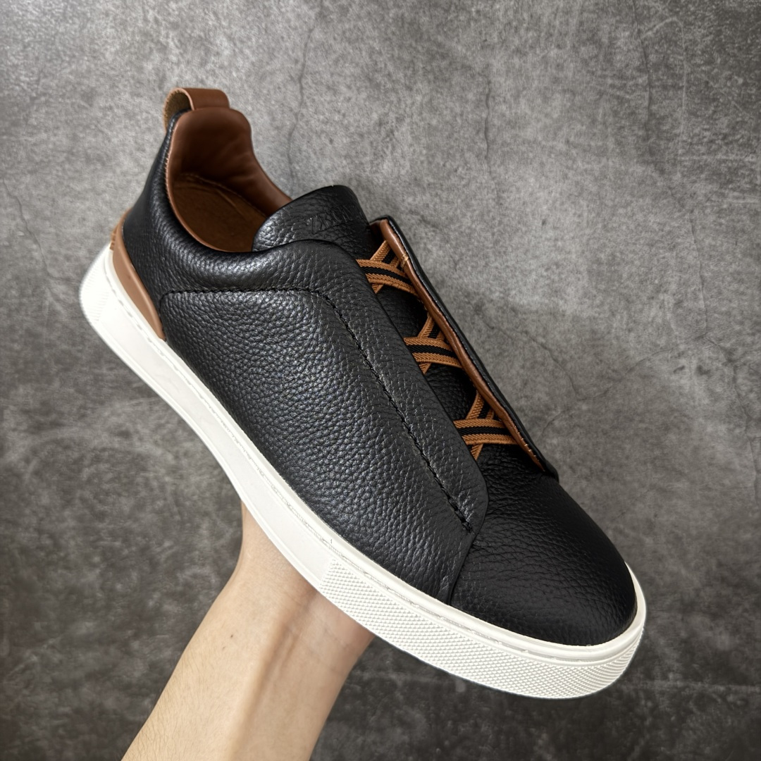 图片[3]-【广东顶级版】Zegna Triple Stitch 杰尼亚皮革 圆头平底 低帮低帮运动鞋   现货供应 顶级品质 鞋面摔花纹牛皮制成，饰以丰富的工艺细节，如骆马红棕色皮革嵌饰和手绘饰边。此优雅材质令这款动感十足的运动鞋转变为精致的休闲单品。耐用的橡胶鞋底可探索城市街道提供所有需的支持。版型和产品细节：摔花纹牛皮面料，双色宽罗纹针织鞋带满足不同场合搭配不同风格，小牛皮内裡，鞋垫。内底、徽标压纹皮革中底，高弹力记忆鞋垫和超轻橡胶人字纹防滑鞋底，穿着舒服不凡。鞋底周圈加车大底边线。显得匠心十足。  尺码：39 40 41 42 43 44 45 46-选品中心