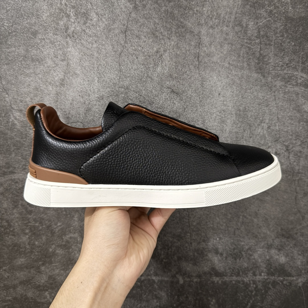 【广东顶级版】Zegna Triple Stitch 杰尼亚皮革 圆头平底 低帮低帮运动鞋 现货供应 顶级品质 鞋面摔花纹牛皮制成,饰以丰富的工艺细节,如骆马红棕色皮革嵌饰和手绘饰边。此优雅材质令这款动感十足的运动鞋转变为精致的休闲单品。耐用的橡胶鞋底可探索城市街道提供所有需的支持。版型和产品细节:摔花纹牛皮面料,双色宽罗纹针织鞋带满足不同场合搭配不同风格,小牛皮内裡,鞋垫。内底、徽标压纹皮革中底,高弹力记忆鞋垫和超轻橡胶人字纹防滑鞋底,穿着舒服不凡。鞋底周圈加车大底边线。显得匠心十足。 尺码:39 40 41 42 43 44 45 46-选品中心
