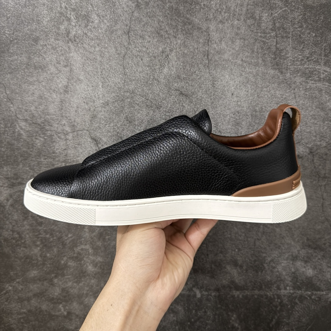 图片[2]-【广东顶级版】Zegna Triple Stitch 杰尼亚皮革 圆头平底 低帮低帮运动鞋   现货供应 顶级品质 鞋面摔花纹牛皮制成，饰以丰富的工艺细节，如骆马红棕色皮革嵌饰和手绘饰边。此优雅材质令这款动感十足的运动鞋转变为精致的休闲单品。耐用的橡胶鞋底可探索城市街道提供所有需的支持。版型和产品细节：摔花纹牛皮面料，双色宽罗纹针织鞋带满足不同场合搭配不同风格，小牛皮内裡，鞋垫。内底、徽标压纹皮革中底，高弹力记忆鞋垫和超轻橡胶人字纹防滑鞋底，穿着舒服不凡。鞋底周圈加车大底边线。显得匠心十足。  尺码：39 40 41 42 43 44 45 46-选品中心