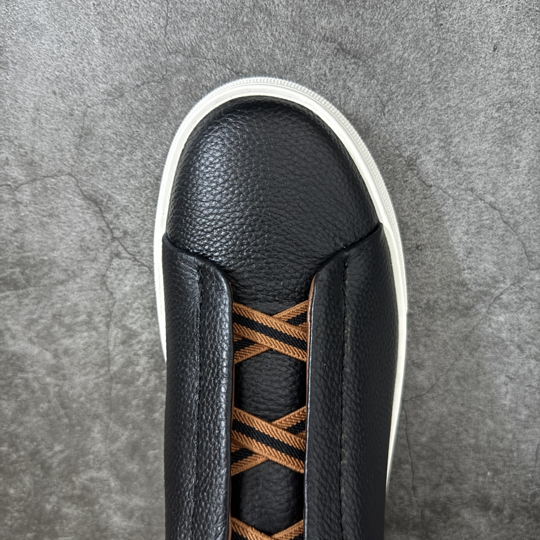 图片[5]-【广东顶级版】Zegna Triple Stitch 杰尼亚皮革 圆头平底 低帮低帮运动鞋   现货供应 顶级品质 鞋面摔花纹牛皮制成，饰以丰富的工艺细节，如骆马红棕色皮革嵌饰和手绘饰边。此优雅材质令这款动感十足的运动鞋转变为精致的休闲单品。耐用的橡胶鞋底可探索城市街道提供所有需的支持。版型和产品细节：摔花纹牛皮面料，双色宽罗纹针织鞋带满足不同场合搭配不同风格，小牛皮内裡，鞋垫。内底、徽标压纹皮革中底，高弹力记忆鞋垫和超轻橡胶人字纹防滑鞋底，穿着舒服不凡。鞋底周圈加车大底边线。显得匠心十足。  尺码：39 40 41 42 43 44 45 46-选品中心