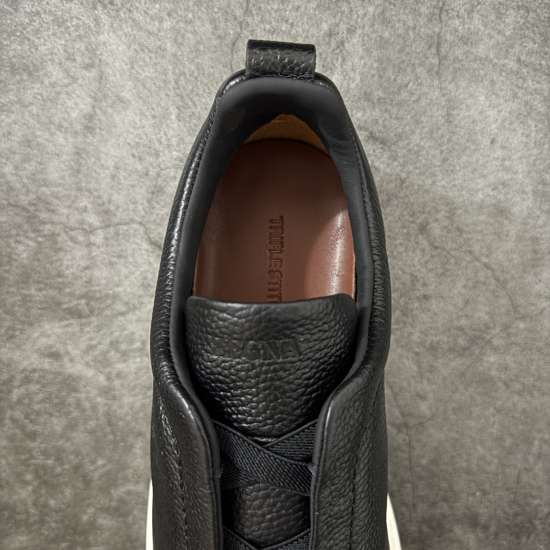 图片[8]-【广东顶级版】Zegna Triple Stitch 杰尼亚皮革 圆头平底 低帮低帮运动鞋   现货供应 顶级品质 鞋面摔花纹牛皮制成，饰以丰富的工艺细节，如骆马红棕色皮革嵌饰和手绘饰边。此优雅材质令这款动感十足的运动鞋转变为精致的休闲单品。耐用的橡胶鞋底可探索城市街道提供所有需的支持。版型和产品细节：摔花纹牛皮面料，双色宽罗纹针织鞋带满足不同场合搭配不同风格，小牛皮内裡，鞋垫。内底、徽标压纹皮革中底，高弹力记忆鞋垫和超轻橡胶人字纹防滑鞋底，穿着舒服不凡。鞋底周圈加车大底边线。显得匠心十足。  尺码：39 40 41 42 43 44 45 46-选品中心