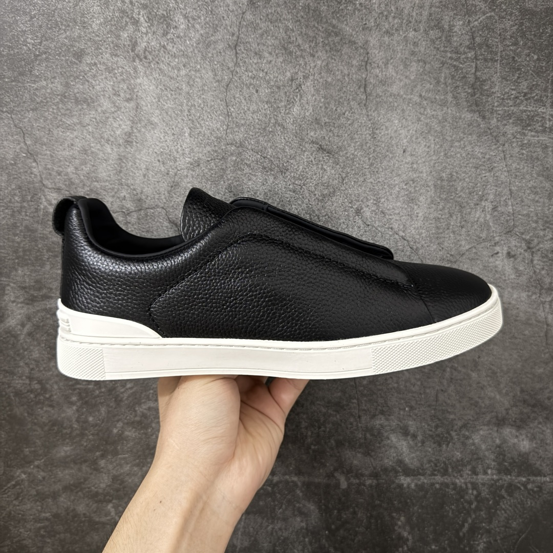 【广东顶级版】Zegna Triple Stitch 杰尼亚皮革 圆头平底 低帮低帮运动鞋 现货供应 顶级品质 鞋面摔花纹牛皮制成,饰以丰富的工艺细节,如骆马红棕色皮革嵌饰和手绘饰边。此优雅材质令这款动感十足的运动鞋转变为精致的休闲单品。耐用的橡胶鞋底可探索城市街道提供所有需的支持。版型和产品细节:摔花纹牛皮面料,双色宽罗纹针织鞋带满足不同场合搭配不同风格,小牛皮内裡,鞋垫。内底、徽标压纹皮革中底,高弹力记忆鞋垫和超轻橡胶人字纹防滑鞋底,穿着舒服不凡。鞋底周圈加车大底边线。显得匠心十足。 尺码:39 40 41 42 43 44 45 46-选品中心