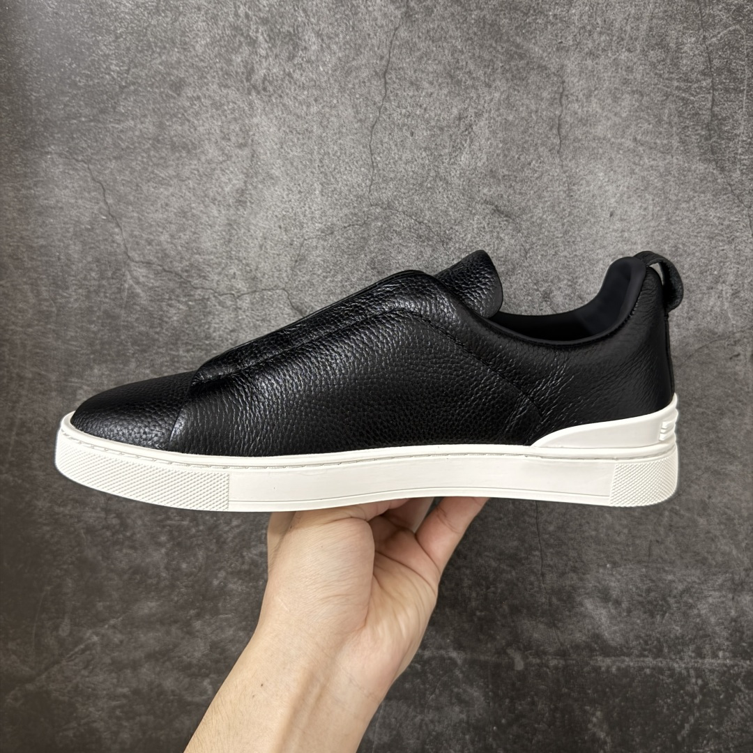 图片[2]-【广东顶级版】Zegna Triple Stitch 杰尼亚皮革 圆头平底 低帮低帮运动鞋   现货供应 顶级品质 鞋面摔花纹牛皮制成，饰以丰富的工艺细节，如骆马红棕色皮革嵌饰和手绘饰边。此优雅材质令这款动感十足的运动鞋转变为精致的休闲单品。耐用的橡胶鞋底可探索城市街道提供所有需的支持。版型和产品细节：摔花纹牛皮面料，双色宽罗纹针织鞋带满足不同场合搭配不同风格，小牛皮内裡，鞋垫。内底、徽标压纹皮革中底，高弹力记忆鞋垫和超轻橡胶人字纹防滑鞋底，穿着舒服不凡。鞋底周圈加车大底边线。显得匠心十足。  尺码：39 40 41 42 43 44 45 46-选品中心