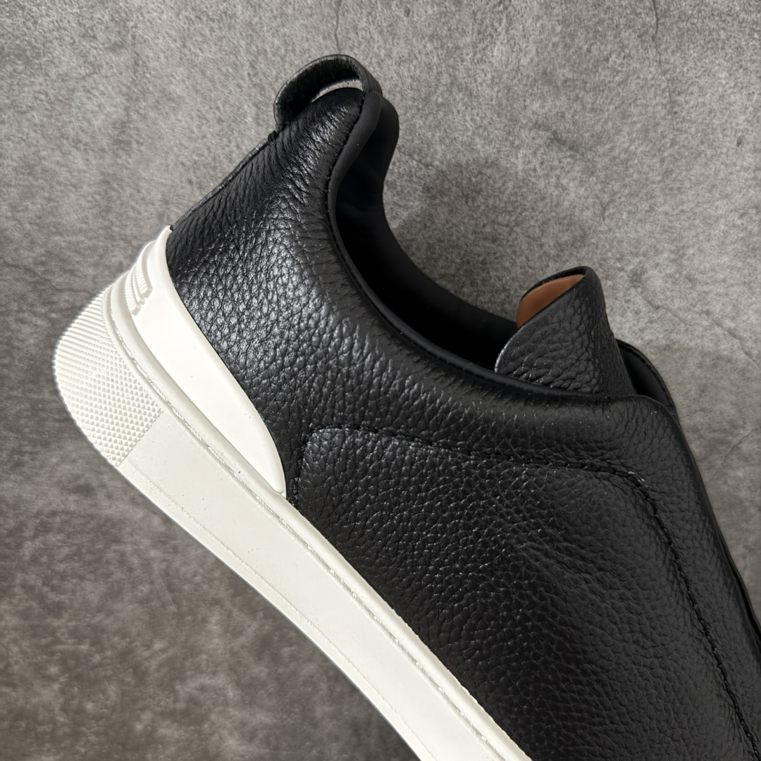 图片[7]-【广东顶级版】Zegna Triple Stitch 杰尼亚皮革 圆头平底 低帮低帮运动鞋   现货供应 顶级品质 鞋面摔花纹牛皮制成，饰以丰富的工艺细节，如骆马红棕色皮革嵌饰和手绘饰边。此优雅材质令这款动感十足的运动鞋转变为精致的休闲单品。耐用的橡胶鞋底可探索城市街道提供所有需的支持。版型和产品细节：摔花纹牛皮面料，双色宽罗纹针织鞋带满足不同场合搭配不同风格，小牛皮内裡，鞋垫。内底、徽标压纹皮革中底，高弹力记忆鞋垫和超轻橡胶人字纹防滑鞋底，穿着舒服不凡。鞋底周圈加车大底边线。显得匠心十足。  尺码：39 40 41 42 43 44 45 46-选品中心