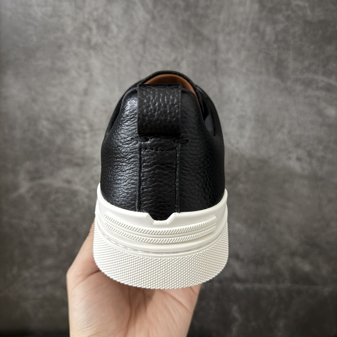 图片[4]-【广东顶级版】Zegna Triple Stitch 杰尼亚皮革 圆头平底 低帮低帮运动鞋   现货供应 顶级品质 鞋面摔花纹牛皮制成，饰以丰富的工艺细节，如骆马红棕色皮革嵌饰和手绘饰边。此优雅材质令这款动感十足的运动鞋转变为精致的休闲单品。耐用的橡胶鞋底可探索城市街道提供所有需的支持。版型和产品细节：摔花纹牛皮面料，双色宽罗纹针织鞋带满足不同场合搭配不同风格，小牛皮内裡，鞋垫。内底、徽标压纹皮革中底，高弹力记忆鞋垫和超轻橡胶人字纹防滑鞋底，穿着舒服不凡。鞋底周圈加车大底边线。显得匠心十足。  尺码：39 40 41 42 43 44 45 46-选品中心