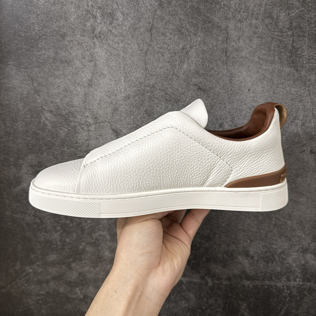 图片[2]-【广东顶级版】Zegna Triple Stitch 杰尼亚皮革 圆头平底 低帮低帮运动鞋   现货供应 顶级品质 鞋面摔花纹牛皮制成，饰以丰富的工艺细节，如骆马红棕色皮革嵌饰和手绘饰边。此优雅材质令这款动感十足的运动鞋转变为精致的休闲单品。耐用的橡胶鞋底可探索城市街道提供所有需的支持。版型和产品细节：摔花纹牛皮面料，双色宽罗纹针织鞋带满足不同场合搭配不同风格，小牛皮内裡，鞋垫。内底、徽标压纹皮革中底，高弹力记忆鞋垫和超轻橡胶人字纹防滑鞋底，穿着舒服不凡。鞋底周圈加车大底边线。显得匠心十足。  尺码：39 40 41 42 43 44 45 46-选品中心