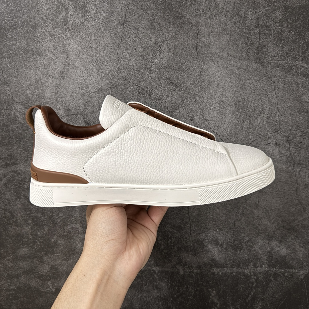 【广东顶级版】Zegna Triple Stitch 杰尼亚皮革 圆头平底 低帮低帮运动鞋 现货供应 顶级品质 鞋面摔花纹牛皮制成,饰以丰富的工艺细节,如骆马红棕色皮革嵌饰和手绘饰边。此优雅材质令这款动感十足的运动鞋转变为精致的休闲单品。耐用的橡胶鞋底可探索城市街道提供所有需的支持。版型和产品细节:摔花纹牛皮面料,双色宽罗纹针织鞋带满足不同场合搭配不同风格,小牛皮内裡,鞋垫。内底、徽标压纹皮革中底,高弹力记忆鞋垫和超轻橡胶人字纹防滑鞋底,穿着舒服不凡。鞋底周圈加车大底边线。显得匠心十足。 尺码:39 40 41 42 43 44 45 46-选品中心