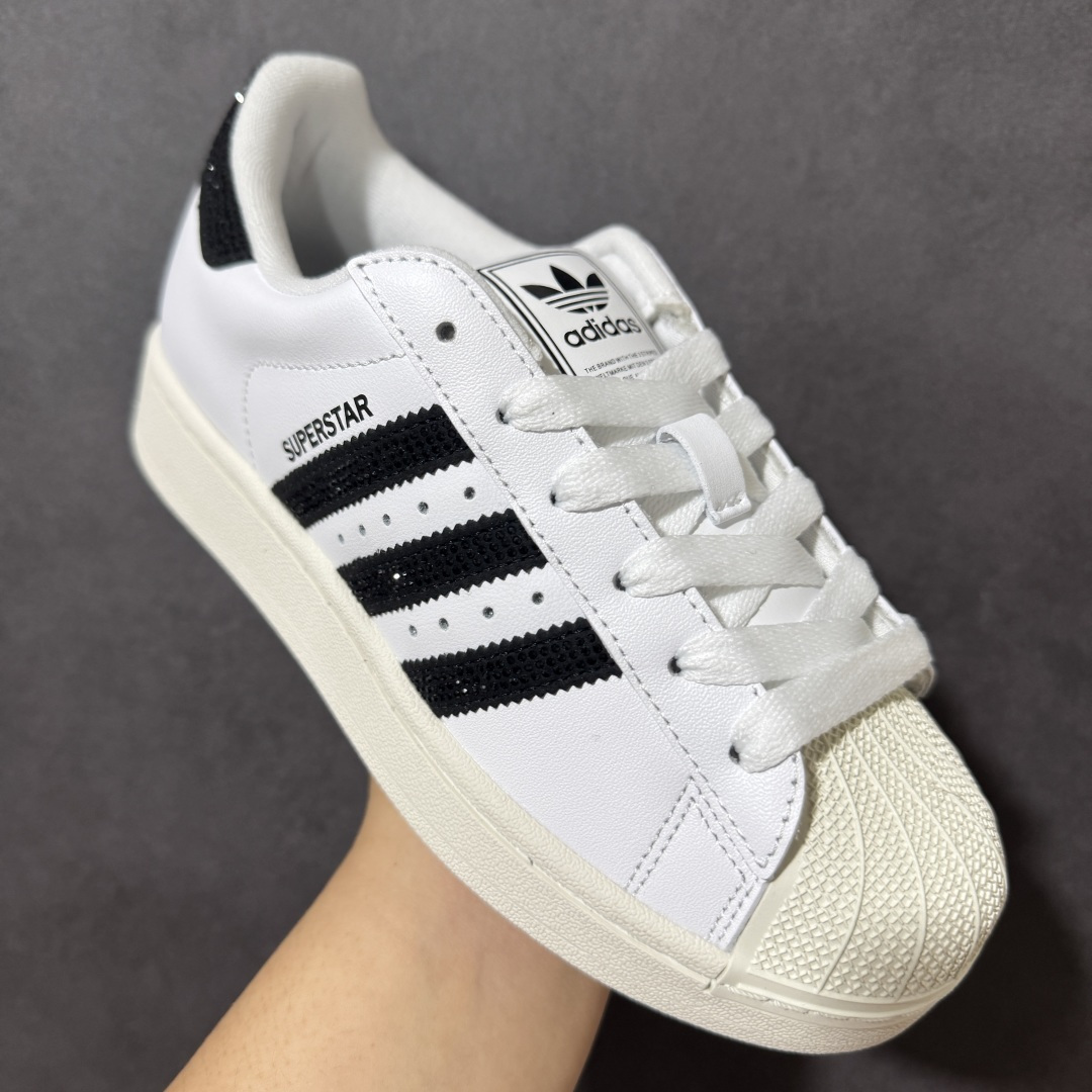 图片[3]-【H11顶级头层版】adidas originals Superstar 2 贝壳头 简约经典 舒适时尚 复古板鞋 男女同款 黑白 货号：HQ2285 全新升级版 皮料改进至头层原厂皮 原盒 原底原料 开模打造 原厂织唛鞋标 高精密准度 原楦原纸板开发 匹配原版98%以上 后跟垫棉独家呈现 反口里弧度正确 原厂鞋垫 背胶 后跟电绣针数 与正品一致 原厂皮料 原厂车缝线 质感无敌 皮料切割干净 无任何毛边 清洁度细节完美 进口港宝加持 后跟自然饱满 还原公司包裹性 鞋面采用原装数据贴合技术 全方位贴合包裹脚型 鞋跟部鞋底牵引设计 提供强大的抓地性能 更适应不同实战场地路面 尺码：35.5 36 36.5 37.5 38 38.5 39 40 40.5 41 42 42.5 43 44 45-选品中心