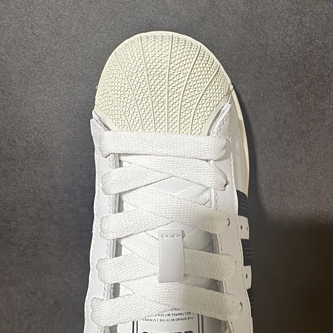 图片[5]-【H11顶级头层版】adidas originals Superstar 2 贝壳头 简约经典 舒适时尚 复古板鞋 男女同款 黑白 货号：HQ2285 全新升级版 皮料改进至头层原厂皮 原盒 原底原料 开模打造 原厂织唛鞋标 高精密准度 原楦原纸板开发 匹配原版98%以上 后跟垫棉独家呈现 反口里弧度正确 原厂鞋垫 背胶 后跟电绣针数 与正品一致 原厂皮料 原厂车缝线 质感无敌 皮料切割干净 无任何毛边 清洁度细节完美 进口港宝加持 后跟自然饱满 还原公司包裹性 鞋面采用原装数据贴合技术 全方位贴合包裹脚型 鞋跟部鞋底牵引设计 提供强大的抓地性能 更适应不同实战场地路面 尺码：35.5 36 36.5 37.5 38 38.5 39 40 40.5 41 42 42.5 43 44 45-选品中心
