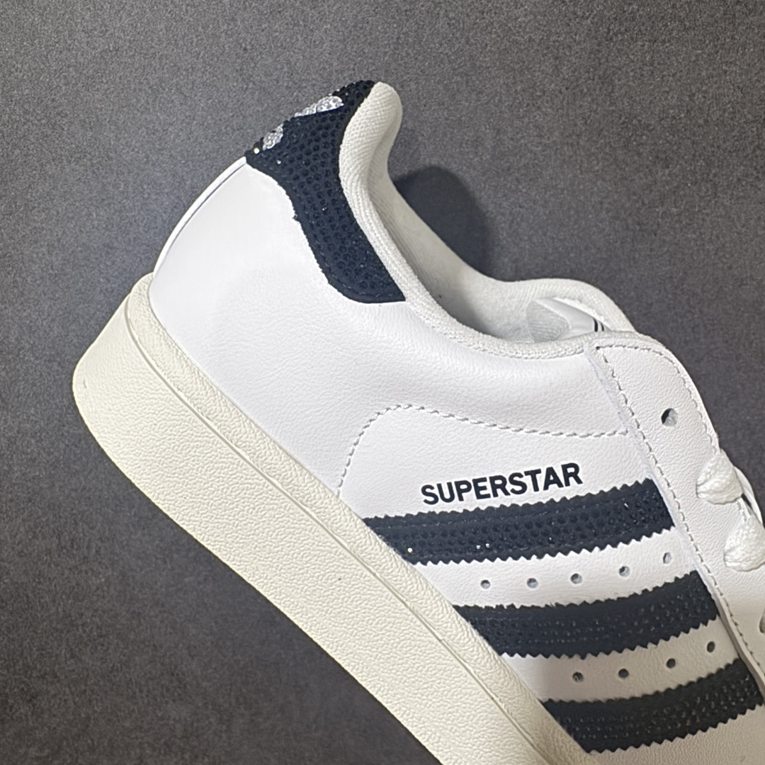 图片[7]-【H11顶级头层版】adidas originals Superstar 2 贝壳头 简约经典 舒适时尚 复古板鞋 男女同款 黑白 货号：HQ2285 全新升级版 皮料改进至头层原厂皮 原盒 原底原料 开模打造 原厂织唛鞋标 高精密准度 原楦原纸板开发 匹配原版98%以上 后跟垫棉独家呈现 反口里弧度正确 原厂鞋垫 背胶 后跟电绣针数 与正品一致 原厂皮料 原厂车缝线 质感无敌 皮料切割干净 无任何毛边 清洁度细节完美 进口港宝加持 后跟自然饱满 还原公司包裹性 鞋面采用原装数据贴合技术 全方位贴合包裹脚型 鞋跟部鞋底牵引设计 提供强大的抓地性能 更适应不同实战场地路面 尺码：35.5 36 36.5 37.5 38 38.5 39 40 40.5 41 42 42.5 43 44 45-选品中心