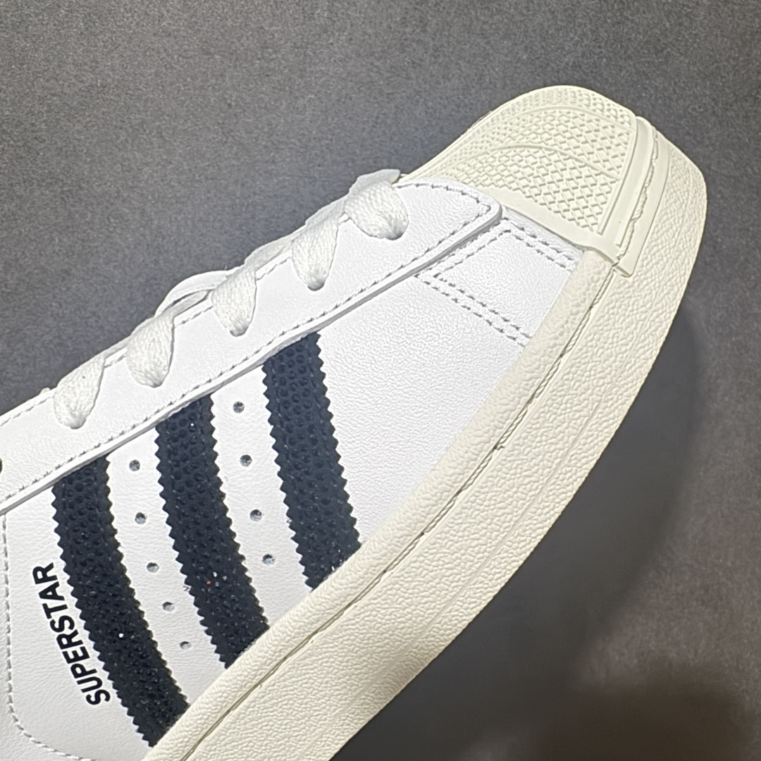图片[8]-【H11顶级头层版】adidas originals Superstar 2 贝壳头 简约经典 舒适时尚 复古板鞋 男女同款 黑白 货号：HQ2285 全新升级版 皮料改进至头层原厂皮 原盒 原底原料 开模打造 原厂织唛鞋标 高精密准度 原楦原纸板开发 匹配原版98%以上 后跟垫棉独家呈现 反口里弧度正确 原厂鞋垫 背胶 后跟电绣针数 与正品一致 原厂皮料 原厂车缝线 质感无敌 皮料切割干净 无任何毛边 清洁度细节完美 进口港宝加持 后跟自然饱满 还原公司包裹性 鞋面采用原装数据贴合技术 全方位贴合包裹脚型 鞋跟部鞋底牵引设计 提供强大的抓地性能 更适应不同实战场地路面 尺码：35.5 36 36.5 37.5 38 38.5 39 40 40.5 41 42 42.5 43 44 45-选品中心