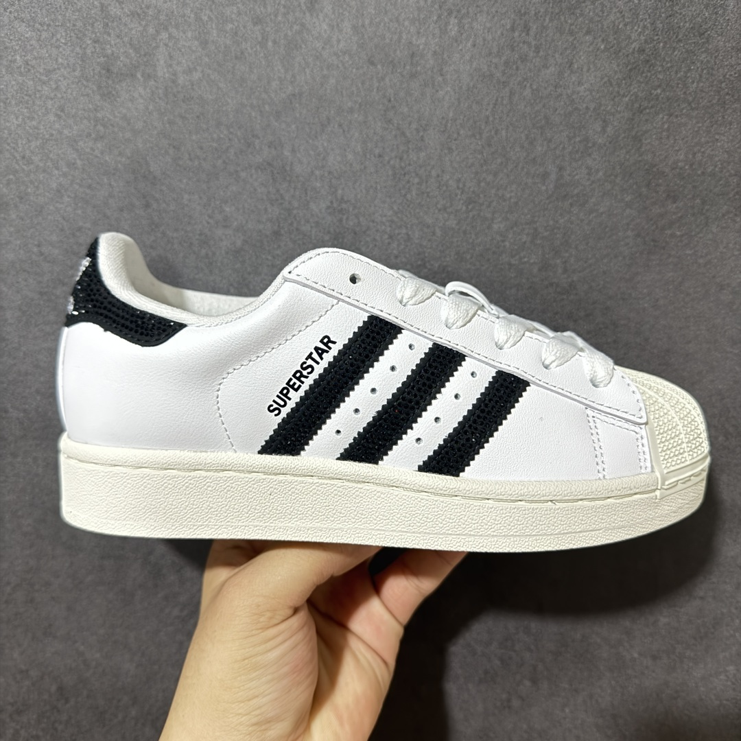 【H11顶级头层版】adidas originals Superstar 2 贝壳头 简约经典 舒适时尚 复古板鞋 男女同款 黑白 货号:HQ2285 全新升级版 皮料改进至头层原厂皮 原盒 原底原料 开模打造 原厂织唛鞋标 高精密准度 原楦原纸板开发 匹配原版98%以上 后跟垫棉独家呈现 反口里弧度正确 原厂鞋垫 背胶 后跟电绣针数 与正品一致 原厂皮料 原厂车缝线 质感无敌 皮料切割干净 无任何毛边 清洁度细节完美 进口港宝加持 后跟自然饱满 还原公司包裹性 鞋面采用原装数据贴合技术 全方位贴合包裹脚型 鞋跟部鞋底牵引设计 提供强大的抓地性能 更适应不同实战场地路面 尺码:35.5 36 36.5 37.5 38 38.5 39 40 40.5 41 42 42.5 43 44 45-选品中心