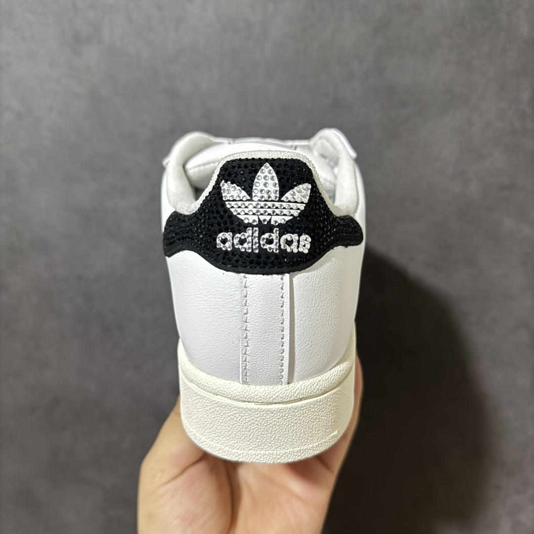 图片[4]-【H11顶级头层版】adidas originals Superstar 2 贝壳头 简约经典 舒适时尚 复古板鞋 男女同款 黑白 货号：HQ2285 全新升级版 皮料改进至头层原厂皮 原盒 原底原料 开模打造 原厂织唛鞋标 高精密准度 原楦原纸板开发 匹配原版98%以上 后跟垫棉独家呈现 反口里弧度正确 原厂鞋垫 背胶 后跟电绣针数 与正品一致 原厂皮料 原厂车缝线 质感无敌 皮料切割干净 无任何毛边 清洁度细节完美 进口港宝加持 后跟自然饱满 还原公司包裹性 鞋面采用原装数据贴合技术 全方位贴合包裹脚型 鞋跟部鞋底牵引设计 提供强大的抓地性能 更适应不同实战场地路面 尺码：35.5 36 36.5 37.5 38 38.5 39 40 40.5 41 42 42.5 43 44 45-选品中心
