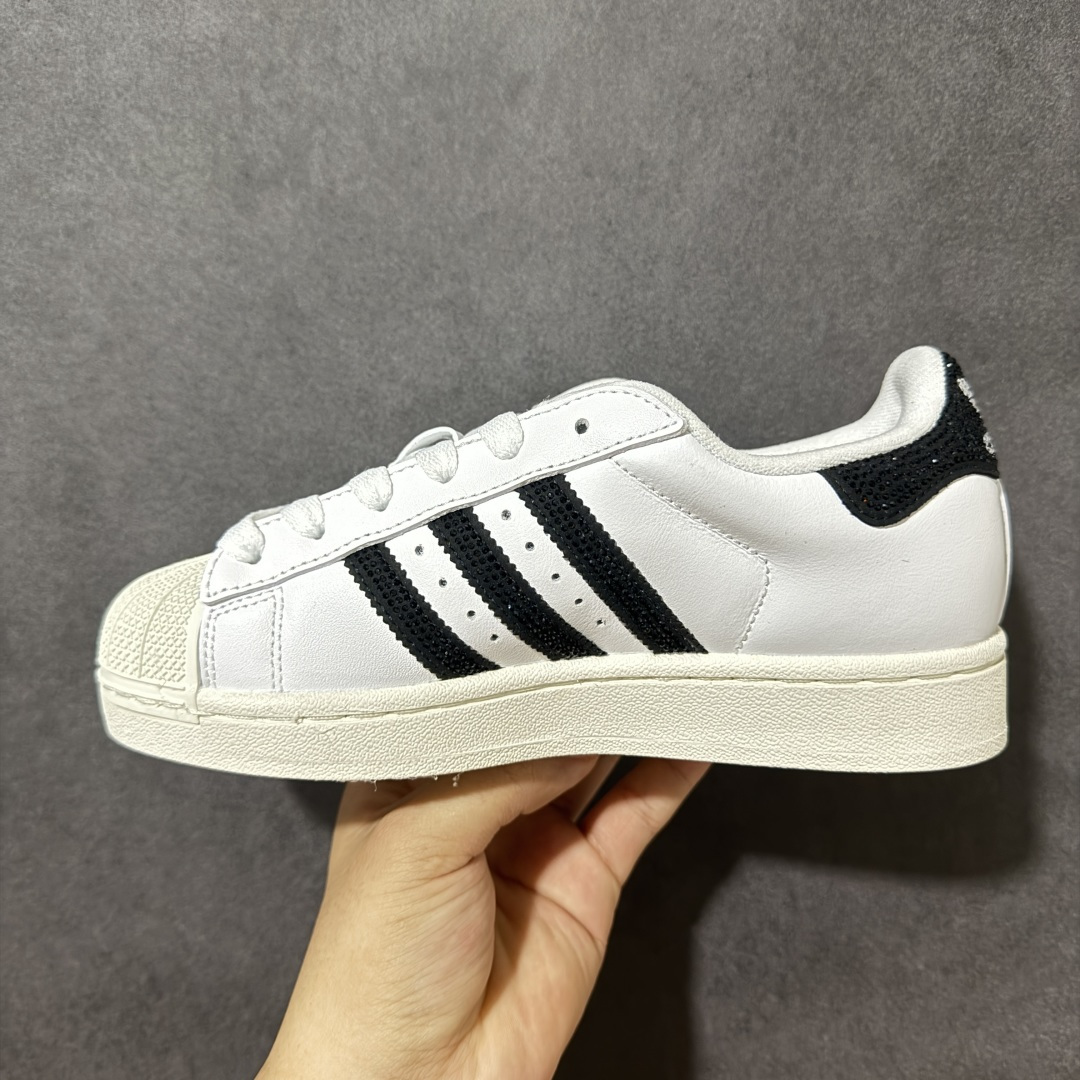图片[2]-【H11顶级头层版】adidas originals Superstar 2 贝壳头 简约经典 舒适时尚 复古板鞋 男女同款 黑白 货号：HQ2285 全新升级版 皮料改进至头层原厂皮 原盒 原底原料 开模打造 原厂织唛鞋标 高精密准度 原楦原纸板开发 匹配原版98%以上 后跟垫棉独家呈现 反口里弧度正确 原厂鞋垫 背胶 后跟电绣针数 与正品一致 原厂皮料 原厂车缝线 质感无敌 皮料切割干净 无任何毛边 清洁度细节完美 进口港宝加持 后跟自然饱满 还原公司包裹性 鞋面采用原装数据贴合技术 全方位贴合包裹脚型 鞋跟部鞋底牵引设计 提供强大的抓地性能 更适应不同实战场地路面 尺码：35.5 36 36.5 37.5 38 38.5 39 40 40.5 41 42 42.5 43 44 45-选品中心