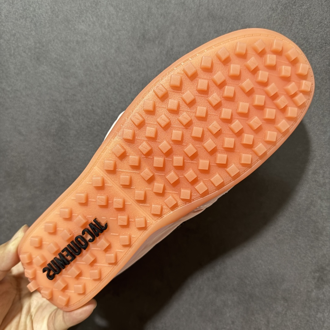 图片[9]-【公司级】Jacquemus x Nike Jacumoon 舒适 低帮生活休闲鞋 粉色 货号：HV8547-800 Nike和Jacquemus再度联手 鞋型高度还原了元年版的复古轮廓 细节点上在终于原味的基础上于鞋口处加入了松紧带设计 提升了穿脱的便捷性与贴合度 鞋身两侧是宽大的复古 Swoosh，而鞋舌上则点缀着专属的JACQUEMUS 标记，彰显联名 尺码：35-46半-选品中心