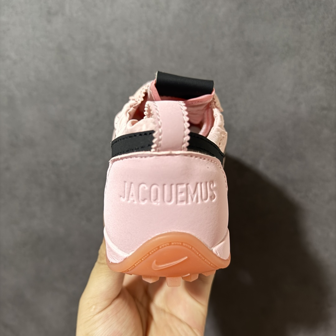图片[4]-【公司级】Jacquemus x Nike Jacumoon 舒适 低帮生活休闲鞋 粉色 货号：HV8547-800 Nike和Jacquemus再度联手 鞋型高度还原了元年版的复古轮廓 细节点上在终于原味的基础上于鞋口处加入了松紧带设计 提升了穿脱的便捷性与贴合度 鞋身两侧是宽大的复古 Swoosh，而鞋舌上则点缀着专属的JACQUEMUS 标记，彰显联名 尺码：35-46半-选品中心