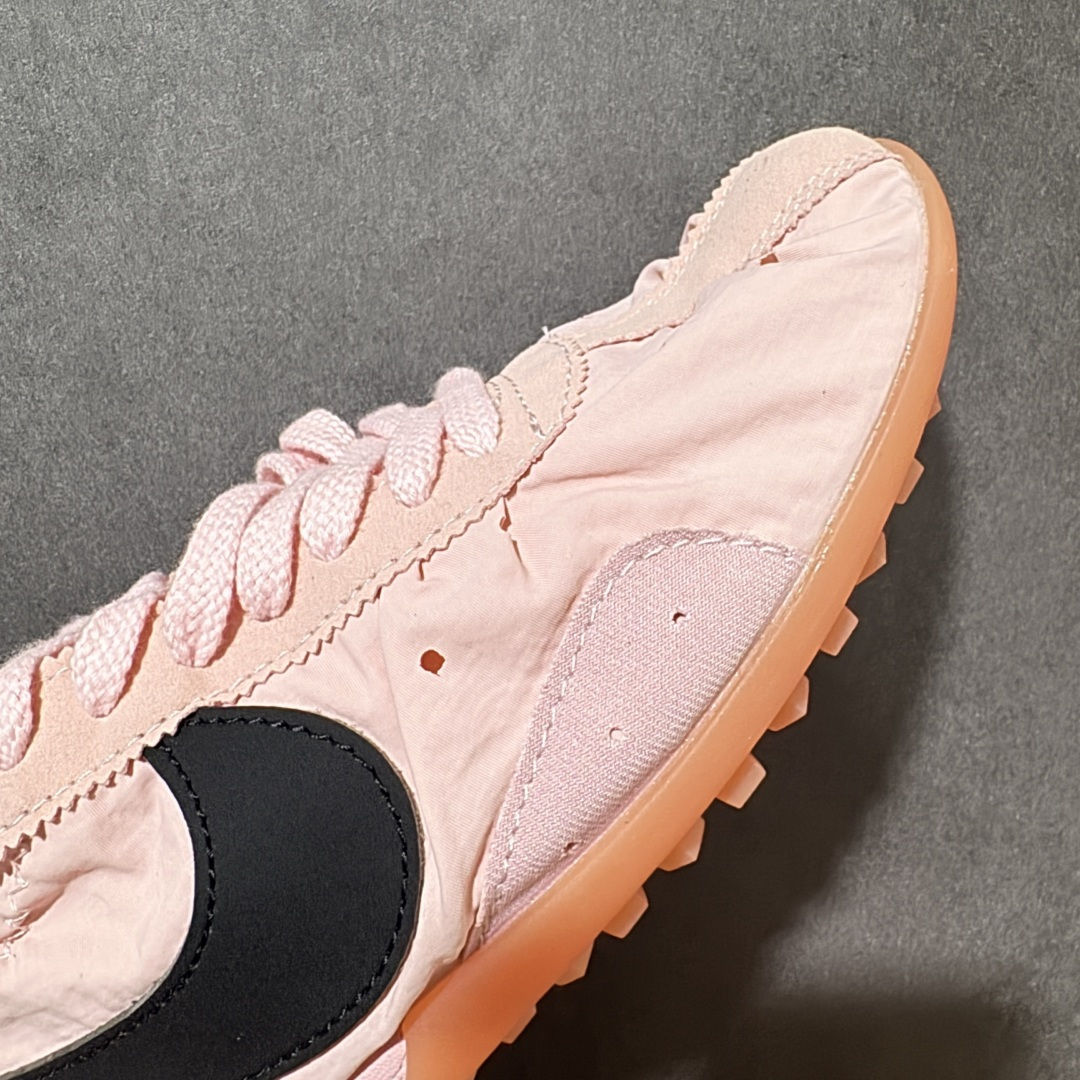 图片[8]-【公司级】Jacquemus x Nike Jacumoon 舒适 低帮生活休闲鞋 粉色 货号：HV8547-800 Nike和Jacquemus再度联手 鞋型高度还原了元年版的复古轮廓 细节点上在终于原味的基础上于鞋口处加入了松紧带设计 提升了穿脱的便捷性与贴合度 鞋身两侧是宽大的复古 Swoosh，而鞋舌上则点缀着专属的JACQUEMUS 标记，彰显联名 尺码：35-46半-选品中心