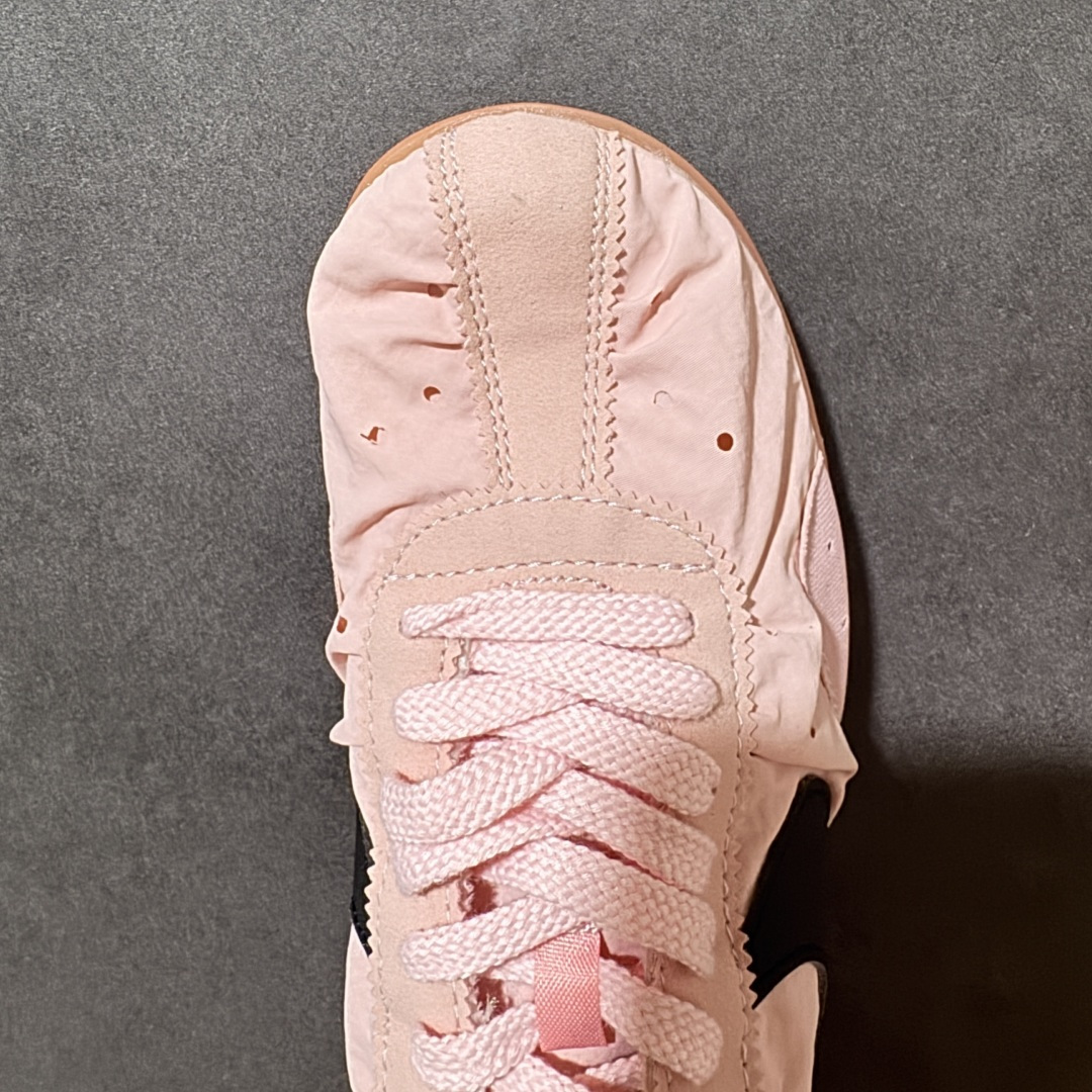 图片[5]-【公司级】Jacquemus x Nike Jacumoon 舒适 低帮生活休闲鞋 粉色 货号：HV8547-800 Nike和Jacquemus再度联手 鞋型高度还原了元年版的复古轮廓 细节点上在终于原味的基础上于鞋口处加入了松紧带设计 提升了穿脱的便捷性与贴合度 鞋身两侧是宽大的复古 Swoosh，而鞋舌上则点缀着专属的JACQUEMUS 标记，彰显联名 尺码：35-46半-选品中心