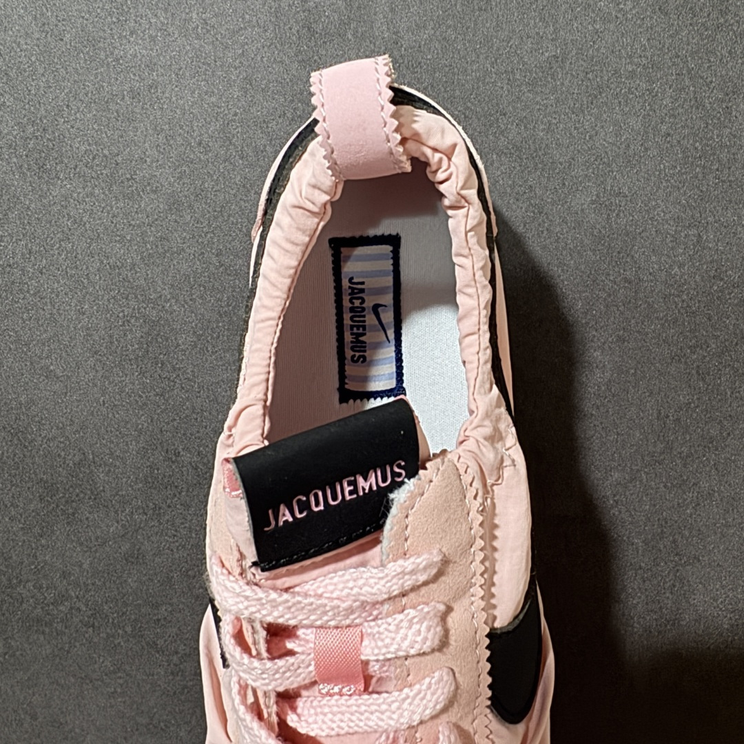 图片[6]-【公司级】Jacquemus x Nike Jacumoon 舒适 低帮生活休闲鞋 粉色 货号：HV8547-800 Nike和Jacquemus再度联手 鞋型高度还原了元年版的复古轮廓 细节点上在终于原味的基础上于鞋口处加入了松紧带设计 提升了穿脱的便捷性与贴合度 鞋身两侧是宽大的复古 Swoosh，而鞋舌上则点缀着专属的JACQUEMUS 标记，彰显联名 尺码：35-46半-选品中心