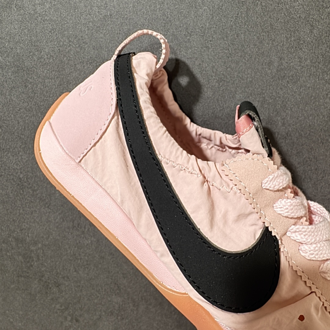 图片[7]-【公司级】Jacquemus x Nike Jacumoon 舒适 低帮生活休闲鞋 粉色 货号：HV8547-800 Nike和Jacquemus再度联手 鞋型高度还原了元年版的复古轮廓 细节点上在终于原味的基础上于鞋口处加入了松紧带设计 提升了穿脱的便捷性与贴合度 鞋身两侧是宽大的复古 Swoosh，而鞋舌上则点缀着专属的JACQUEMUS 标记，彰显联名 尺码：35-46半-选品中心