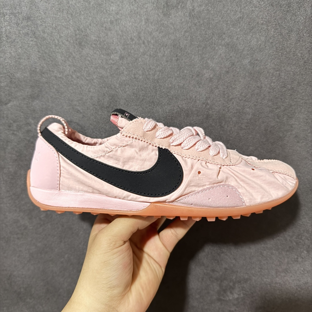 【公司级】Jacquemus x Nike Jacumoon 舒适 低帮生活休闲鞋 粉色 货号:HV8547-800 Nike和Jacquemus再度联手 鞋型高度还原了元年版的复古轮廓 细节点上在终于原味的基础上于鞋口处加入了松紧带设计 提升了穿脱的便捷性与贴合度 鞋身两侧是宽大的复古 Swoosh,而鞋舌上则点缀着专属的JACQUEMUS 标记,彰显联名 尺码:35-46半-选品中心