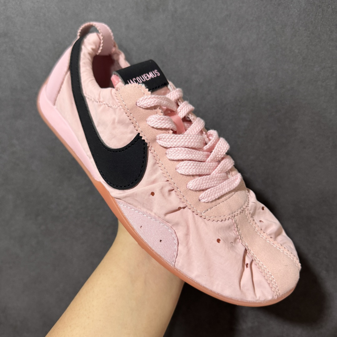 图片[3]-【公司级】Jacquemus x Nike Jacumoon 舒适 低帮生活休闲鞋 粉色 货号：HV8547-800 Nike和Jacquemus再度联手 鞋型高度还原了元年版的复古轮廓 细节点上在终于原味的基础上于鞋口处加入了松紧带设计 提升了穿脱的便捷性与贴合度 鞋身两侧是宽大的复古 Swoosh，而鞋舌上则点缀着专属的JACQUEMUS 标记，彰显联名 尺码：35-46半-选品中心