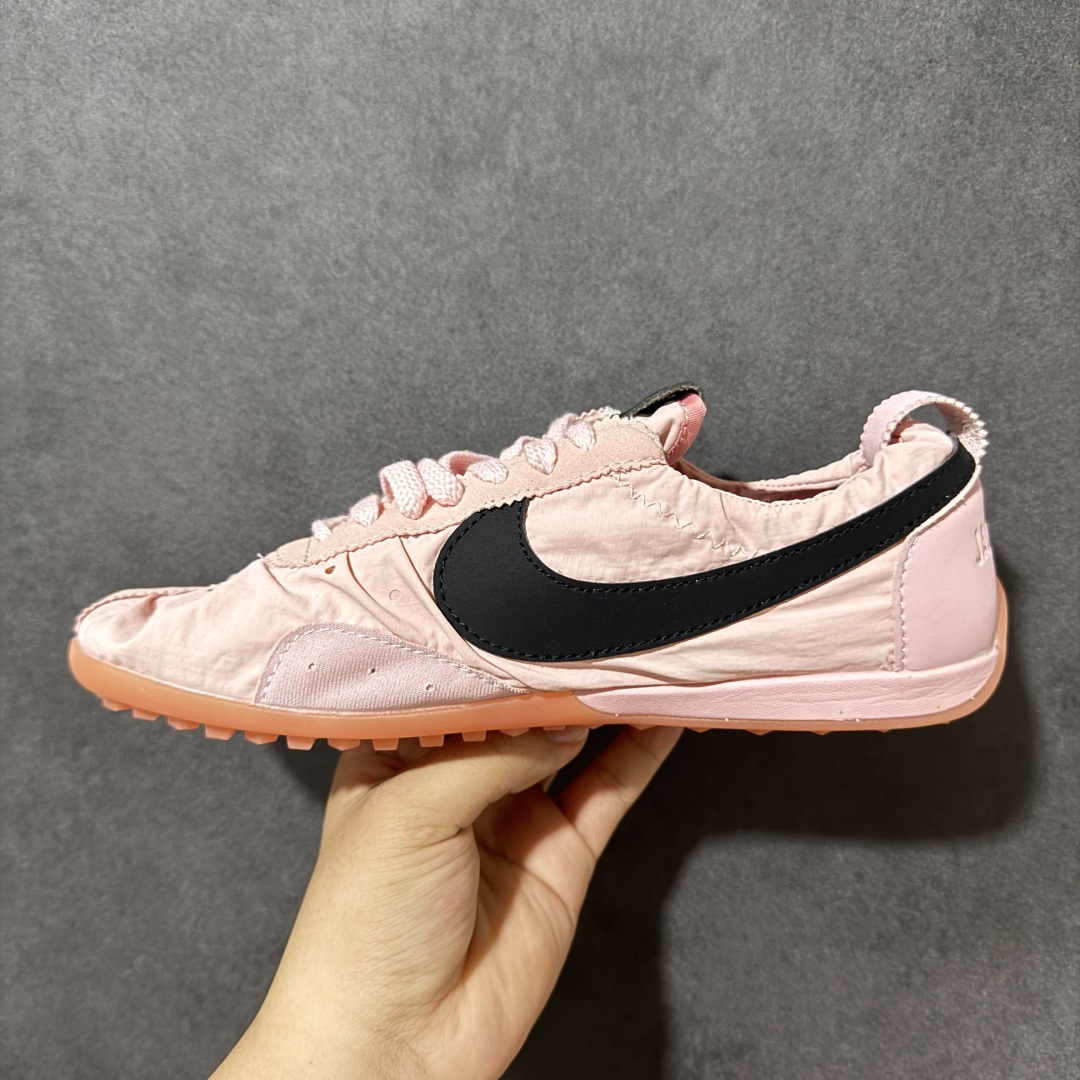 图片[2]-【公司级】Jacquemus x Nike Jacumoon 舒适 低帮生活休闲鞋 粉色 货号：HV8547-800 Nike和Jacquemus再度联手 鞋型高度还原了元年版的复古轮廓 细节点上在终于原味的基础上于鞋口处加入了松紧带设计 提升了穿脱的便捷性与贴合度 鞋身两侧是宽大的复古 Swoosh，而鞋舌上则点缀着专属的JACQUEMUS 标记，彰显联名 尺码：35-46半-选品中心
