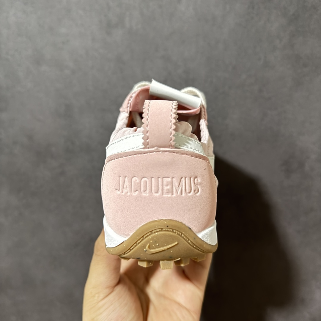 图片[4]-【公司级】Jacquemus x Nike Jacumoon 舒适 低帮生活休闲鞋 粉色 货号：HV8547-601 Nike和Jacquemus再度联手 鞋型高度还原了元年版的复古轮廓 细节点上在终于原味的基础上于鞋口处加入了松紧带设计 提升了穿脱的便捷性与贴合度 鞋身两侧是宽大的复古 Swoosh，而鞋舌上则点缀着专属的JACQUEMUS 标记，彰显联名 尺码：35-46半-选品中心
