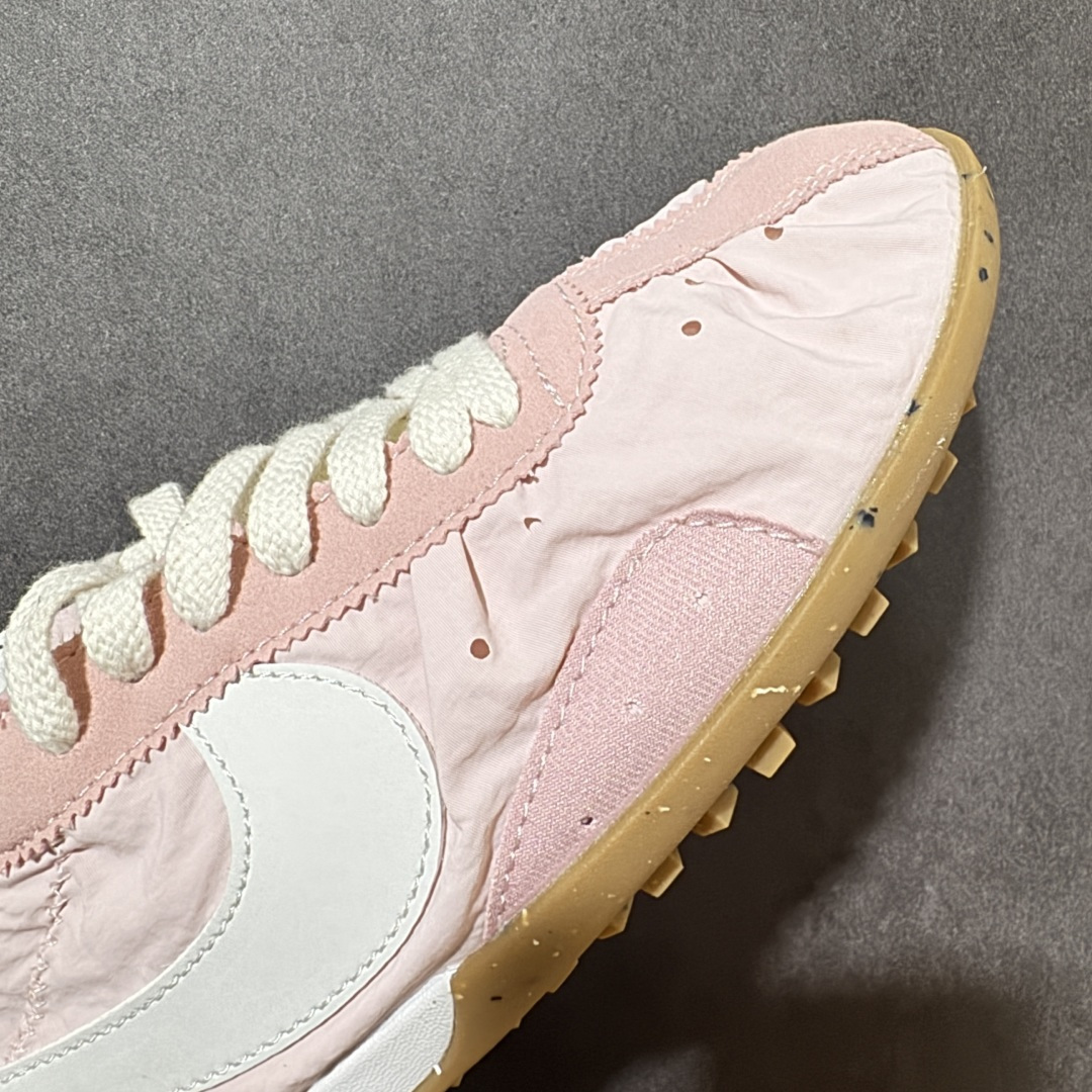 图片[8]-【公司级】Jacquemus x Nike Jacumoon 舒适 低帮生活休闲鞋 粉色 货号：HV8547-601 Nike和Jacquemus再度联手 鞋型高度还原了元年版的复古轮廓 细节点上在终于原味的基础上于鞋口处加入了松紧带设计 提升了穿脱的便捷性与贴合度 鞋身两侧是宽大的复古 Swoosh，而鞋舌上则点缀着专属的JACQUEMUS 标记，彰显联名 尺码：35-46半-选品中心