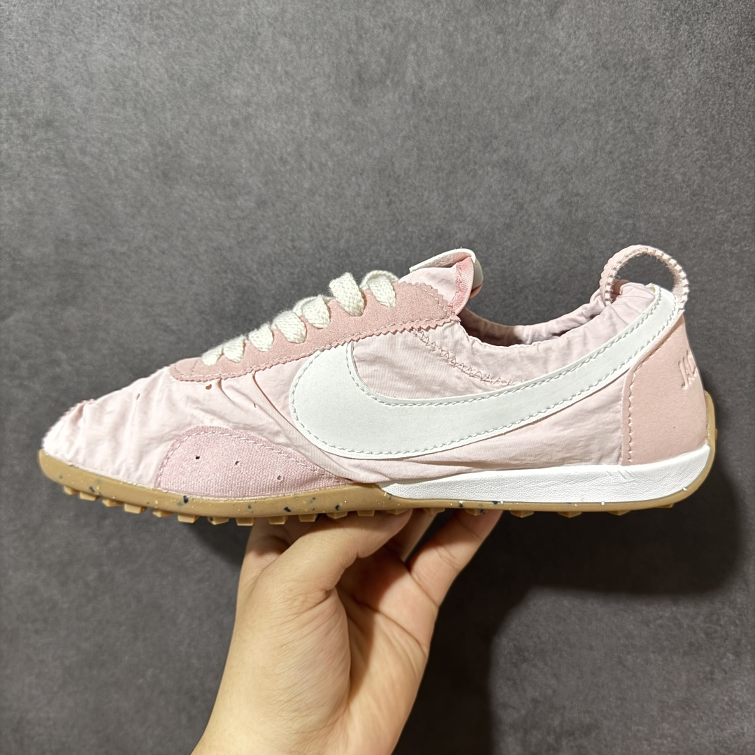 图片[2]-【公司级】Jacquemus x Nike Jacumoon 舒适 低帮生活休闲鞋 粉色 货号：HV8547-601 Nike和Jacquemus再度联手 鞋型高度还原了元年版的复古轮廓 细节点上在终于原味的基础上于鞋口处加入了松紧带设计 提升了穿脱的便捷性与贴合度 鞋身两侧是宽大的复古 Swoosh，而鞋舌上则点缀着专属的JACQUEMUS 标记，彰显联名 尺码：35-46半-选品中心