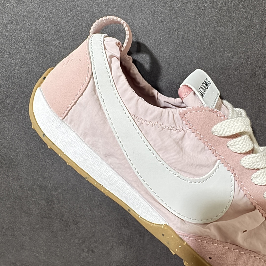 图片[7]-【公司级】Jacquemus x Nike Jacumoon 舒适 低帮生活休闲鞋 粉色 货号：HV8547-601 Nike和Jacquemus再度联手 鞋型高度还原了元年版的复古轮廓 细节点上在终于原味的基础上于鞋口处加入了松紧带设计 提升了穿脱的便捷性与贴合度 鞋身两侧是宽大的复古 Swoosh，而鞋舌上则点缀着专属的JACQUEMUS 标记，彰显联名 尺码：35-46半-选品中心