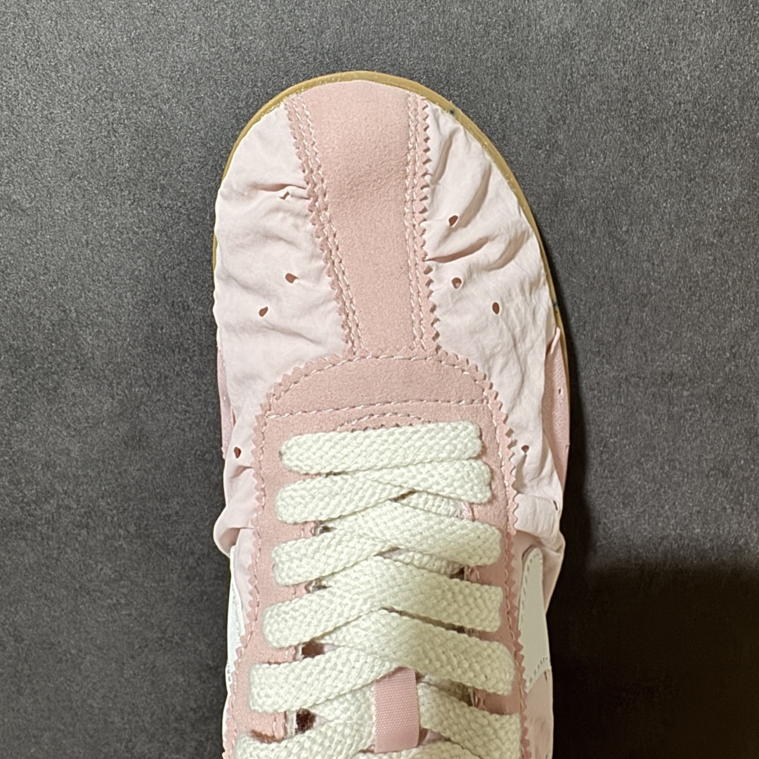 图片[5]-【公司级】Jacquemus x Nike Jacumoon 舒适 低帮生活休闲鞋 粉色 货号：HV8547-601 Nike和Jacquemus再度联手 鞋型高度还原了元年版的复古轮廓 细节点上在终于原味的基础上于鞋口处加入了松紧带设计 提升了穿脱的便捷性与贴合度 鞋身两侧是宽大的复古 Swoosh，而鞋舌上则点缀着专属的JACQUEMUS 标记，彰显联名 尺码：35-46半-选品中心