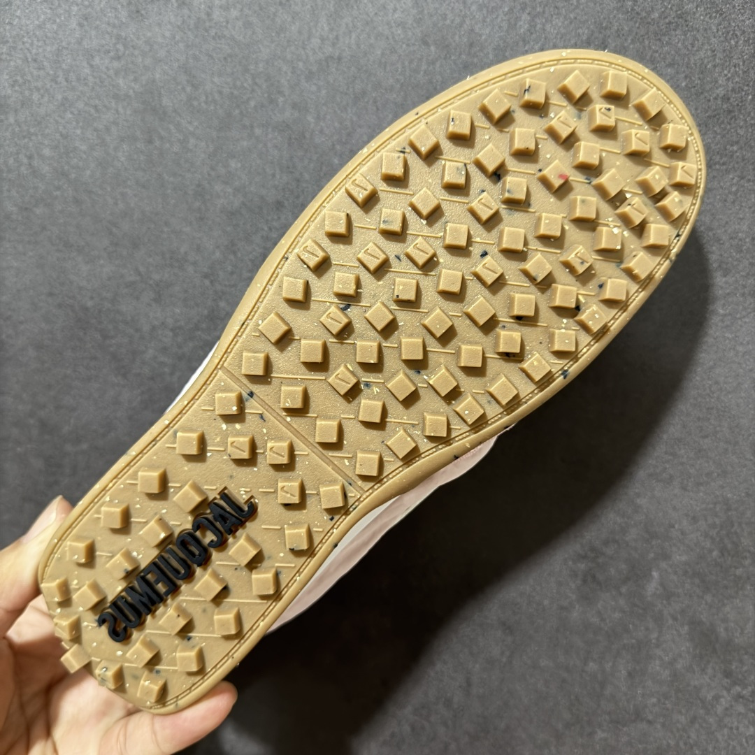 图片[9]-【公司级】Jacquemus x Nike Jacumoon 舒适 低帮生活休闲鞋 粉色 货号：HV8547-601 Nike和Jacquemus再度联手 鞋型高度还原了元年版的复古轮廓 细节点上在终于原味的基础上于鞋口处加入了松紧带设计 提升了穿脱的便捷性与贴合度 鞋身两侧是宽大的复古 Swoosh，而鞋舌上则点缀着专属的JACQUEMUS 标记，彰显联名 尺码：35-46半-选品中心