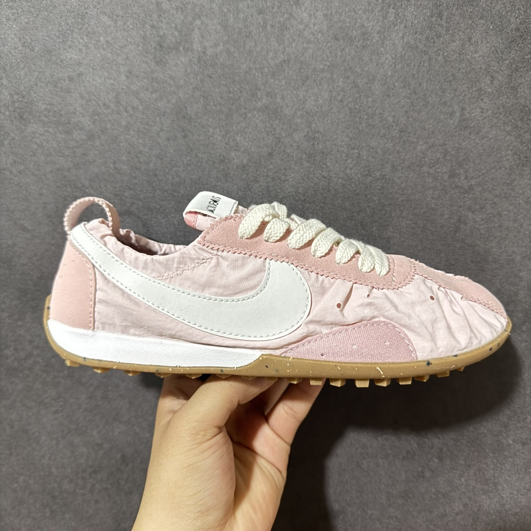 【公司级】Jacquemus x Nike Jacumoon 舒适 低帮生活休闲鞋 粉色 货号:HV8547-601 Nike和Jacquemus再度联手 鞋型高度还原了元年版的复古轮廓 细节点上在终于原味的基础上于鞋口处加入了松紧带设计 提升了穿脱的便捷性与贴合度 鞋身两侧是宽大的复古 Swoosh,而鞋舌上则点缀着专属的JACQUEMUS 标记,彰显联名 尺码:35-46半-选品中心