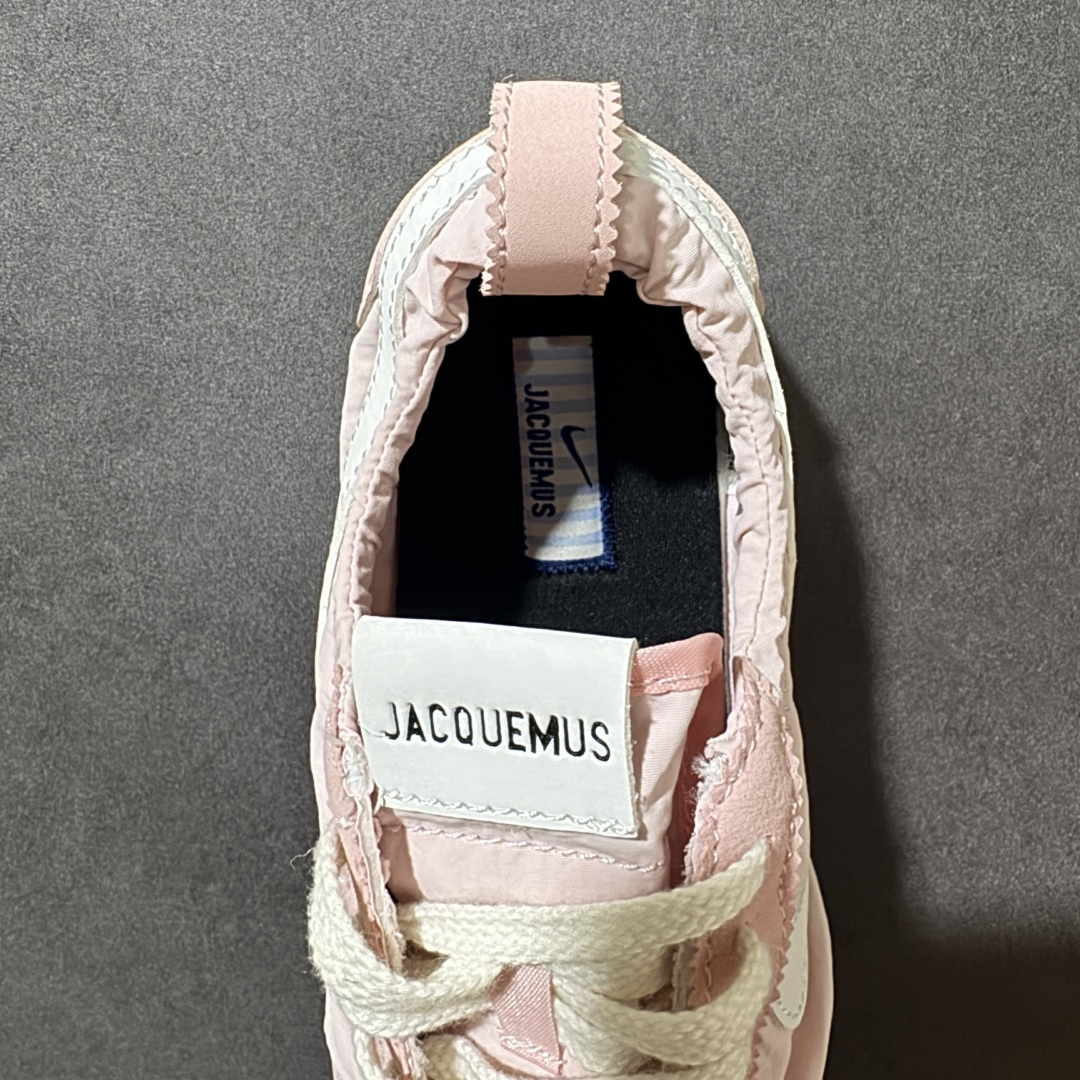 图片[6]-【公司级】Jacquemus x Nike Jacumoon 舒适 低帮生活休闲鞋 粉色 货号：HV8547-601 Nike和Jacquemus再度联手 鞋型高度还原了元年版的复古轮廓 细节点上在终于原味的基础上于鞋口处加入了松紧带设计 提升了穿脱的便捷性与贴合度 鞋身两侧是宽大的复古 Swoosh，而鞋舌上则点缀着专属的JACQUEMUS 标记，彰显联名 尺码：35-46半-选品中心