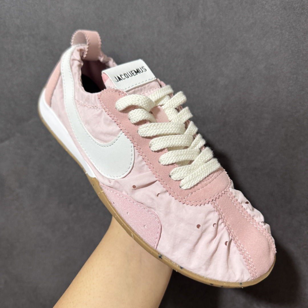 图片[3]-【公司级】Jacquemus x Nike Jacumoon 舒适 低帮生活休闲鞋 粉色 货号：HV8547-601 Nike和Jacquemus再度联手 鞋型高度还原了元年版的复古轮廓 细节点上在终于原味的基础上于鞋口处加入了松紧带设计 提升了穿脱的便捷性与贴合度 鞋身两侧是宽大的复古 Swoosh，而鞋舌上则点缀着专属的JACQUEMUS 标记，彰显联名 尺码：35-46半-选品中心