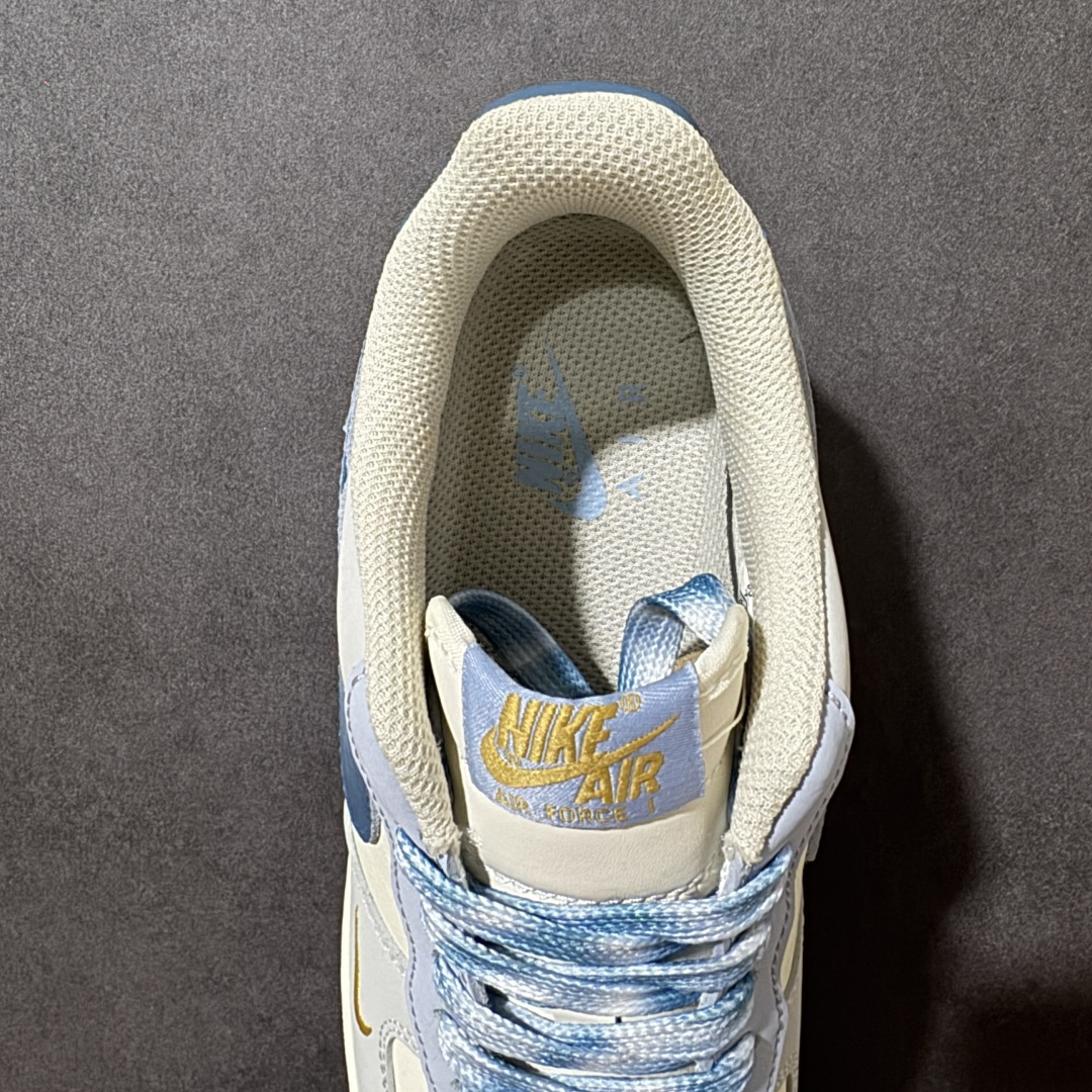 图片[6]-【定制版】手绘涂鸦“雾屿蓝汐”Nike Air Force 1 “Misty Isle Tide”空军一号定制板鞋 以浅灰为底，揉入温柔雾蓝与鎏金细节，像海风掠过海岛时漾开的潮汐光影。低饱和的配色干净柔和，自带清冷松弛感，日常穿搭百搭耐看，把慵懒氛围感藏进每一处鞋身细节里，奶白与雾霾蓝温柔碰撞，小金钩点缀其间，复刻清晨浅空的朦胧质感 货号：DB3310-117 尺码： 36 36.5 37.5 38 38.5 39 40 40.5 41 42 42.5 43 44 44.5 45-选品中心