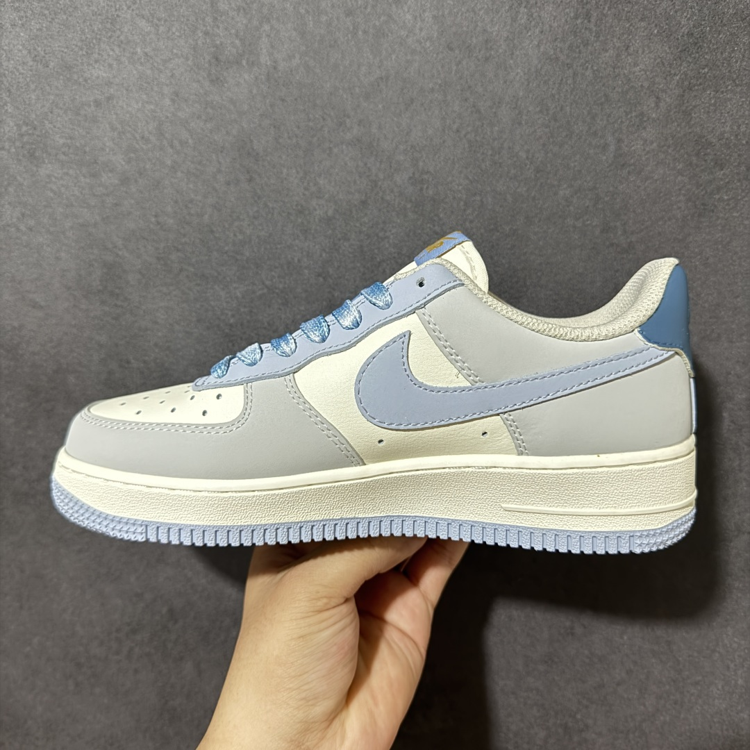 图片[2]-【定制版】手绘涂鸦“雾屿蓝汐”Nike Air Force 1 “Misty Isle Tide”空军一号定制板鞋 以浅灰为底，揉入温柔雾蓝与鎏金细节，像海风掠过海岛时漾开的潮汐光影。低饱和的配色干净柔和，自带清冷松弛感，日常穿搭百搭耐看，把慵懒氛围感藏进每一处鞋身细节里，奶白与雾霾蓝温柔碰撞，小金钩点缀其间，复刻清晨浅空的朦胧质感 货号：DB3310-117 尺码： 36 36.5 37.5 38 38.5 39 40 40.5 41 42 42.5 43 44 44.5 45-选品中心