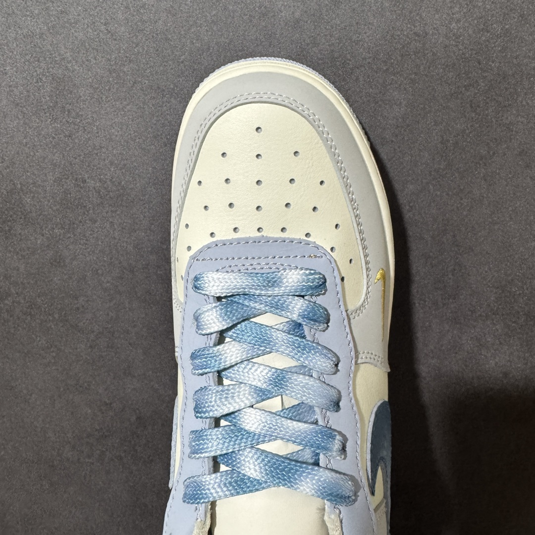 图片[5]-【定制版】手绘涂鸦“雾屿蓝汐”Nike Air Force 1 “Misty Isle Tide”空军一号定制板鞋 以浅灰为底，揉入温柔雾蓝与鎏金细节，像海风掠过海岛时漾开的潮汐光影。低饱和的配色干净柔和，自带清冷松弛感，日常穿搭百搭耐看，把慵懒氛围感藏进每一处鞋身细节里，奶白与雾霾蓝温柔碰撞，小金钩点缀其间，复刻清晨浅空的朦胧质感 货号：DB3310-117 尺码： 36 36.5 37.5 38 38.5 39 40 40.5 41 42 42.5 43 44 44.5 45-选品中心