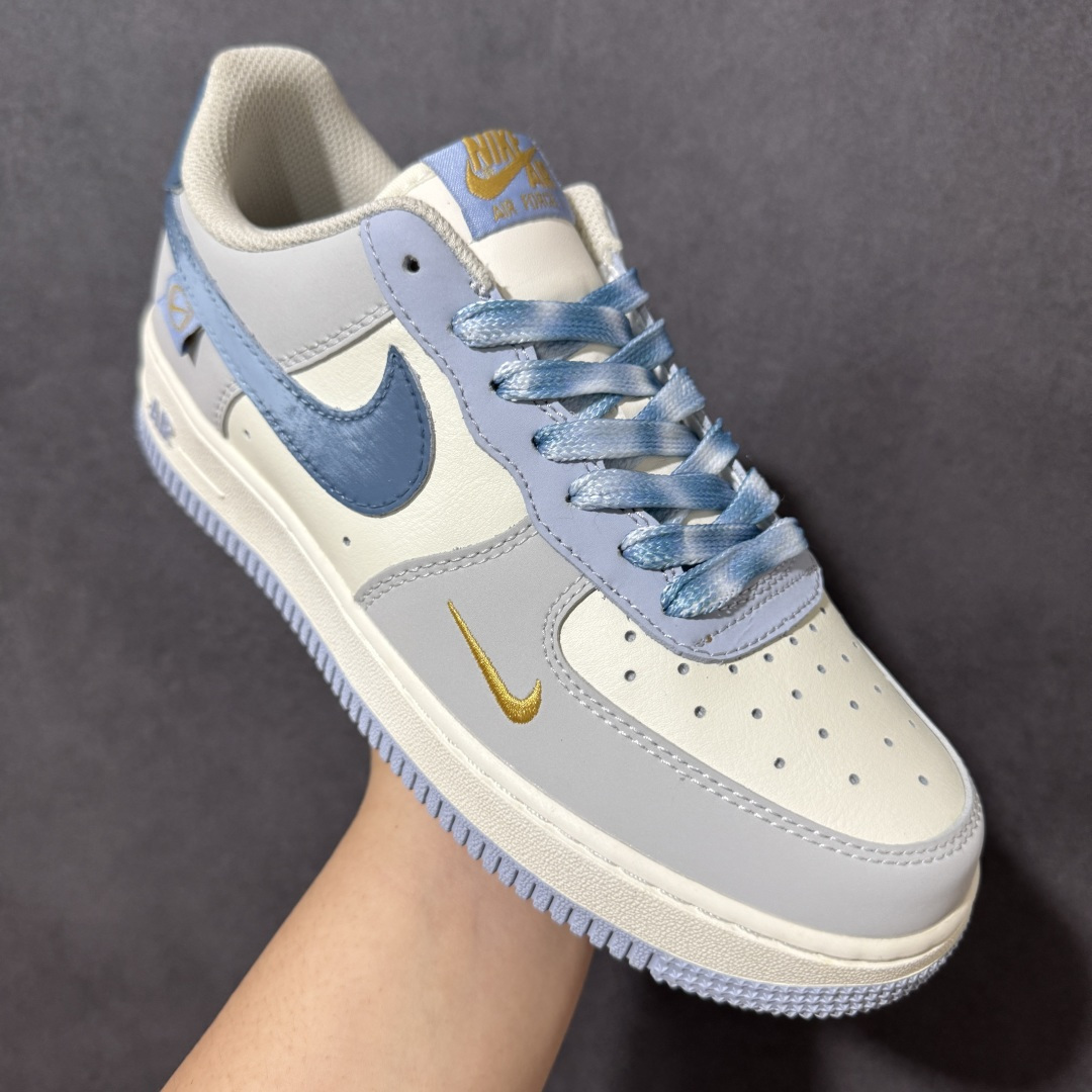 图片[3]-【定制版】手绘涂鸦“雾屿蓝汐”Nike Air Force 1 “Misty Isle Tide”空军一号定制板鞋 以浅灰为底，揉入温柔雾蓝与鎏金细节，像海风掠过海岛时漾开的潮汐光影。低饱和的配色干净柔和，自带清冷松弛感，日常穿搭百搭耐看，把慵懒氛围感藏进每一处鞋身细节里，奶白与雾霾蓝温柔碰撞，小金钩点缀其间，复刻清晨浅空的朦胧质感 货号：DB3310-117 尺码： 36 36.5 37.5 38 38.5 39 40 40.5 41 42 42.5 43 44 44.5 45-选品中心