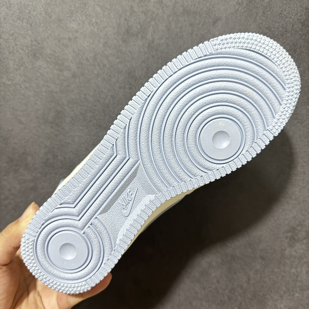 图片[9]-【定制版】手绘涂鸦“雾屿蓝汐”Nike Air Force 1 “Misty Isle Tide”空军一号定制板鞋 以浅灰为底，揉入温柔雾蓝与鎏金细节，像海风掠过海岛时漾开的潮汐光影。低饱和的配色干净柔和，自带清冷松弛感，日常穿搭百搭耐看，把慵懒氛围感藏进每一处鞋身细节里，奶白与雾霾蓝温柔碰撞，小金钩点缀其间，复刻清晨浅空的朦胧质感 货号：DB3310-117 尺码： 36 36.5 37.5 38 38.5 39 40 40.5 41 42 42.5 43 44 44.5 45-选品中心