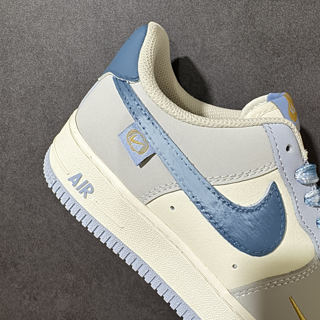 图片[7]-【定制版】手绘涂鸦“雾屿蓝汐”Nike Air Force 1 “Misty Isle Tide”空军一号定制板鞋 以浅灰为底，揉入温柔雾蓝与鎏金细节，像海风掠过海岛时漾开的潮汐光影。低饱和的配色干净柔和，自带清冷松弛感，日常穿搭百搭耐看，把慵懒氛围感藏进每一处鞋身细节里，奶白与雾霾蓝温柔碰撞，小金钩点缀其间，复刻清晨浅空的朦胧质感 货号：DB3310-117 尺码： 36 36.5 37.5 38 38.5 39 40 40.5 41 42 42.5 43 44 44.5 45-选品中心