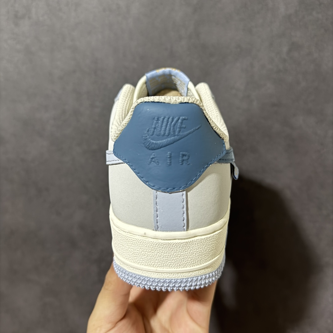 图片[4]-【定制版】手绘涂鸦“雾屿蓝汐”Nike Air Force 1 “Misty Isle Tide”空军一号定制板鞋 以浅灰为底，揉入温柔雾蓝与鎏金细节，像海风掠过海岛时漾开的潮汐光影。低饱和的配色干净柔和，自带清冷松弛感，日常穿搭百搭耐看，把慵懒氛围感藏进每一处鞋身细节里，奶白与雾霾蓝温柔碰撞，小金钩点缀其间，复刻清晨浅空的朦胧质感 货号：DB3310-117 尺码： 36 36.5 37.5 38 38.5 39 40 40.5 41 42 42.5 43 44 44.5 45-选品中心
