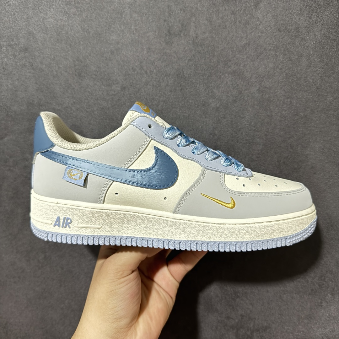 【定制版】手绘涂鸦“雾屿蓝汐”Nike Air Force 1 “Misty Isle Tide”空军一号定制板鞋 以浅灰为底,揉入温柔雾蓝与鎏金细节,像海风掠过海岛时漾开的潮汐光影。低饱和的配色干净柔和,自带清冷松弛感,日常穿搭百搭耐看,把慵懒氛围感藏进每一处鞋身细节里,奶白与雾霾蓝温柔碰撞,小金钩点缀其间,复刻清晨浅空的朦胧质感 货号:DB3310-117 尺码: 36 36.5 37.5 38 38.5 39 40 40.5 41 42 42.5 43 44 44.5 45-选品中心