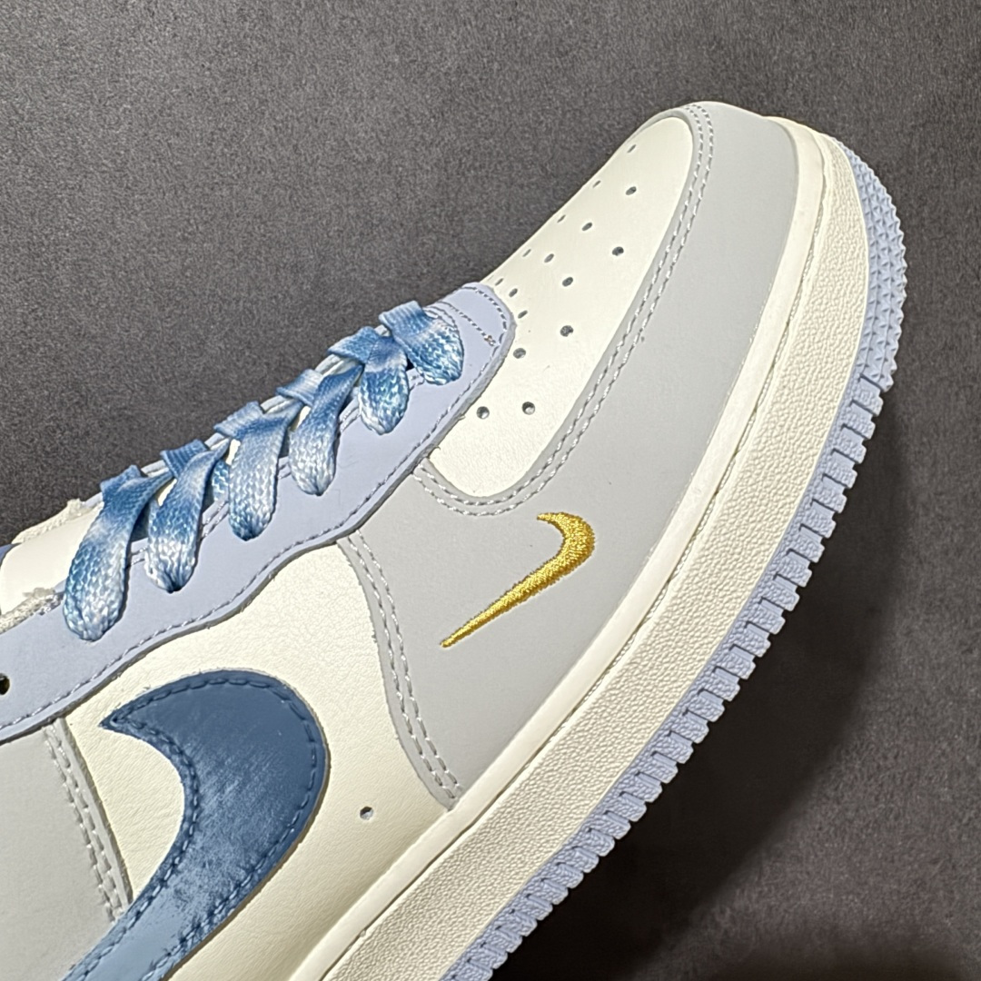 图片[8]-【定制版】手绘涂鸦“雾屿蓝汐”Nike Air Force 1 “Misty Isle Tide”空军一号定制板鞋 以浅灰为底，揉入温柔雾蓝与鎏金细节，像海风掠过海岛时漾开的潮汐光影。低饱和的配色干净柔和，自带清冷松弛感，日常穿搭百搭耐看，把慵懒氛围感藏进每一处鞋身细节里，奶白与雾霾蓝温柔碰撞，小金钩点缀其间，复刻清晨浅空的朦胧质感 货号：DB3310-117 尺码： 36 36.5 37.5 38 38.5 39 40 40.5 41 42 42.5 43 44 44.5 45-选品中心