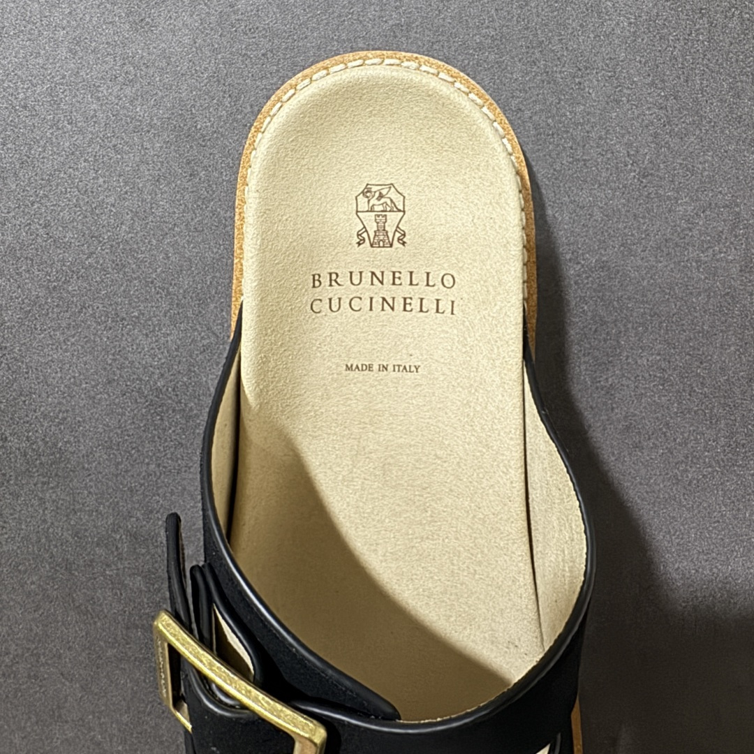 图片[6]-【公司级】顶奢老钱品牌 Brunello Cucinelli 布鲁内洛.库奇内利 BC 绒面革 拖鞋 全新版本出货 鞋面甄选进口牛反绒皮打造，深棕色绒面自带细腻哑光肌理，鞋底分层式意式工艺打造，中底为米白色轻质发泡材质，轻盈无负担，外底为防滑橡胶，搭配边缘明线锁边工艺，走线工整流畅，整体效果极具质感 尺码：40 41 42 43 44 45 46-选品中心