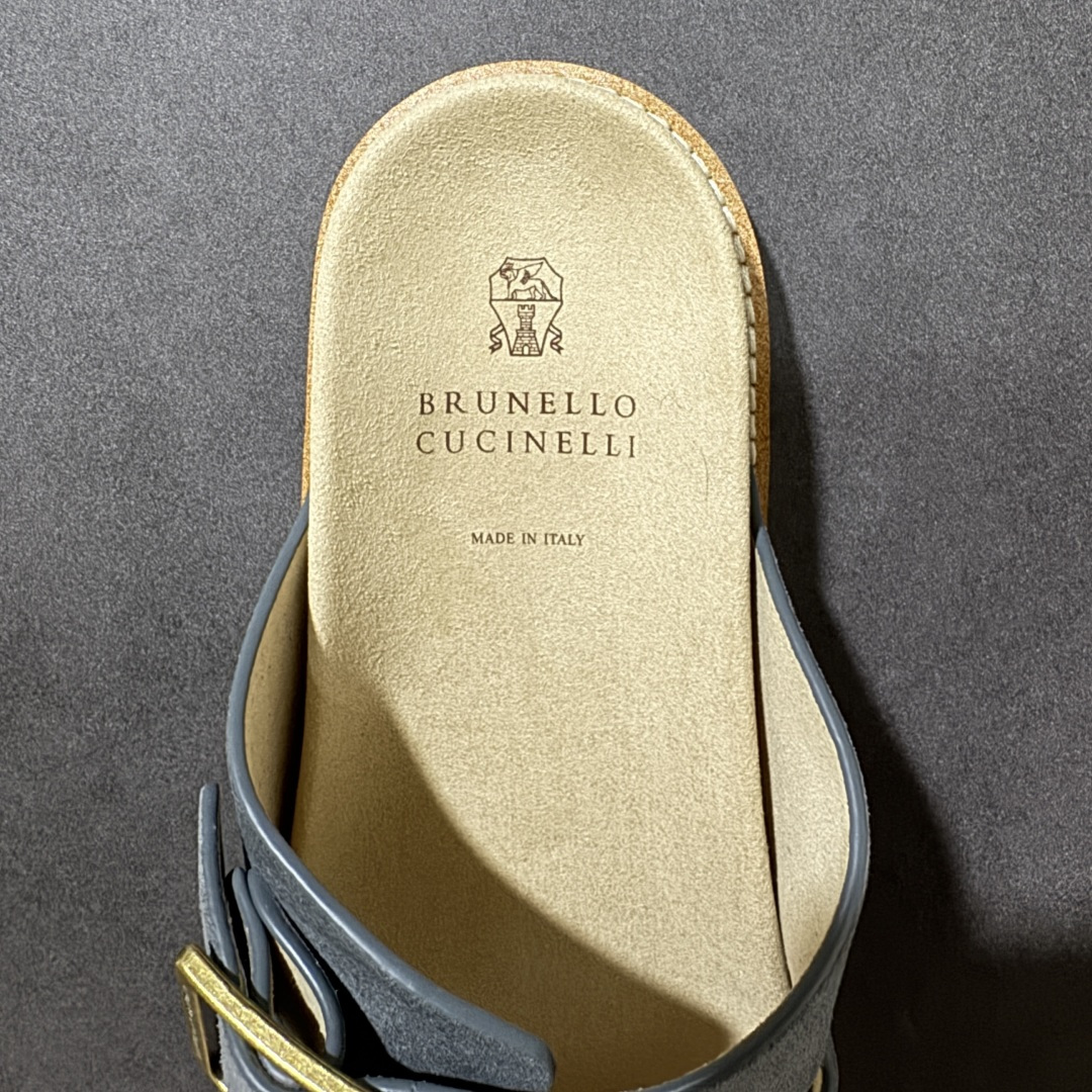 图片[6]-【公司级】顶奢老钱品牌 Brunello Cucinelli 布鲁内洛.库奇内利 BC 绒面革 拖鞋 全新版本出货 鞋面甄选进口牛反绒皮打造，深棕色绒面自带细腻哑光肌理，鞋底分层式意式工艺打造，中底为米白色轻质发泡材质，轻盈无负担，外底为防滑橡胶，搭配边缘明线锁边工艺，走线工整流畅，整体效果极具质感 尺码：40 41 42 43 44 45 46-选品中心